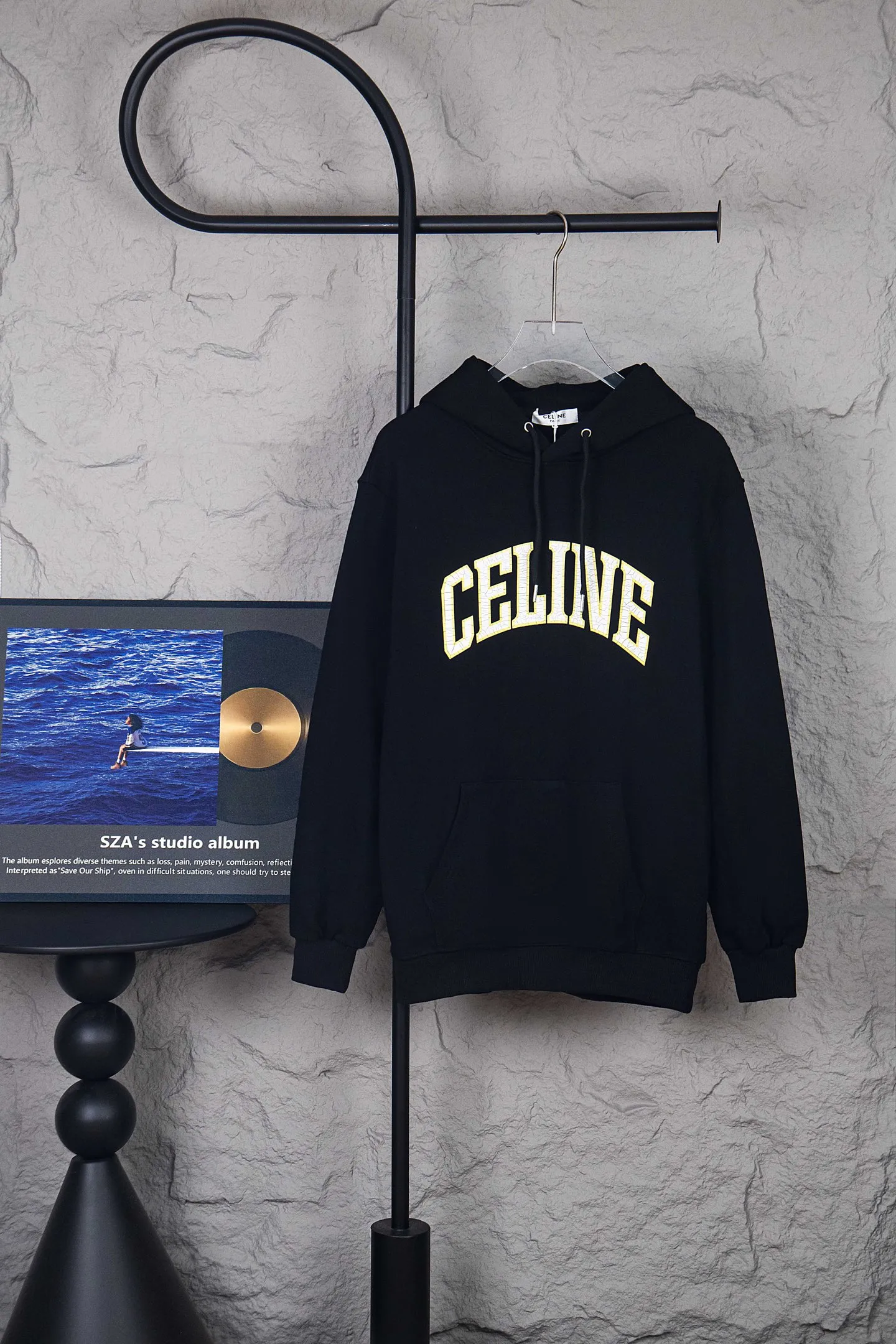 🅿️250 Style No.: M261 Celine crack print hooded sweatshirt. It is made of 400 grams of double-strand fish scale wool sweatshirt material, 2*2 trendy brand ribs, and is printed with crack glue on the chest. It has natural and irregular cracks. The coating thickness of the crack glue and the drying temperature and time need to be very carefully controlled to achieve the best crack effect. Customized accessories, loose fit Size: S-XL