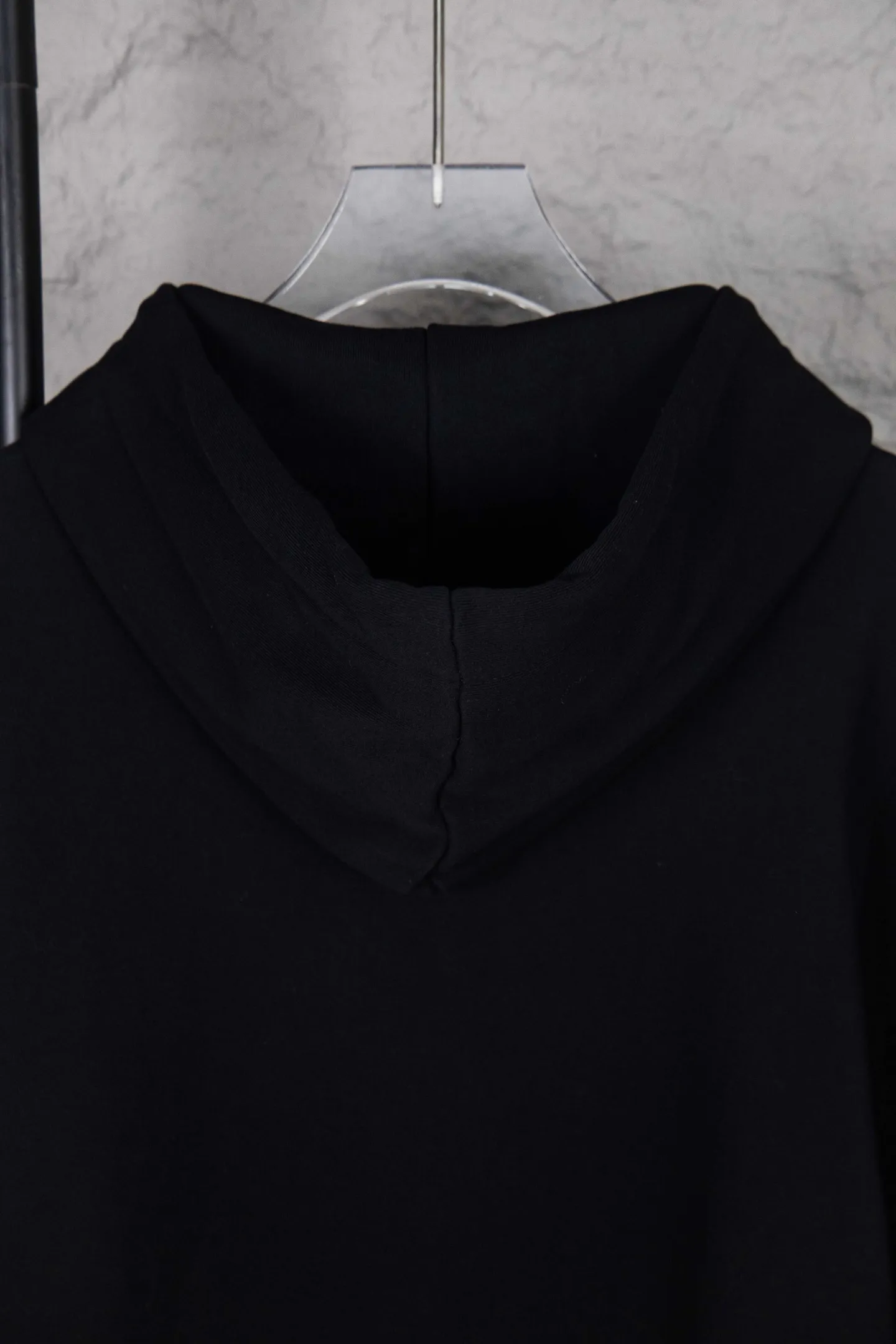 🅿️250 Style No.: M261 Celine crack print hooded sweatshirt. It is made of 400 grams of double-strand fish scale wool sweatshirt material, 2*2 trendy brand ribs, and is printed with crack glue on the chest. It has natural and irregular cracks. The coating thickness of the crack glue and the drying temperature and time need to be very carefully controlled to achieve the best crack effect. Customized accessories, loose fit Size: S-XL