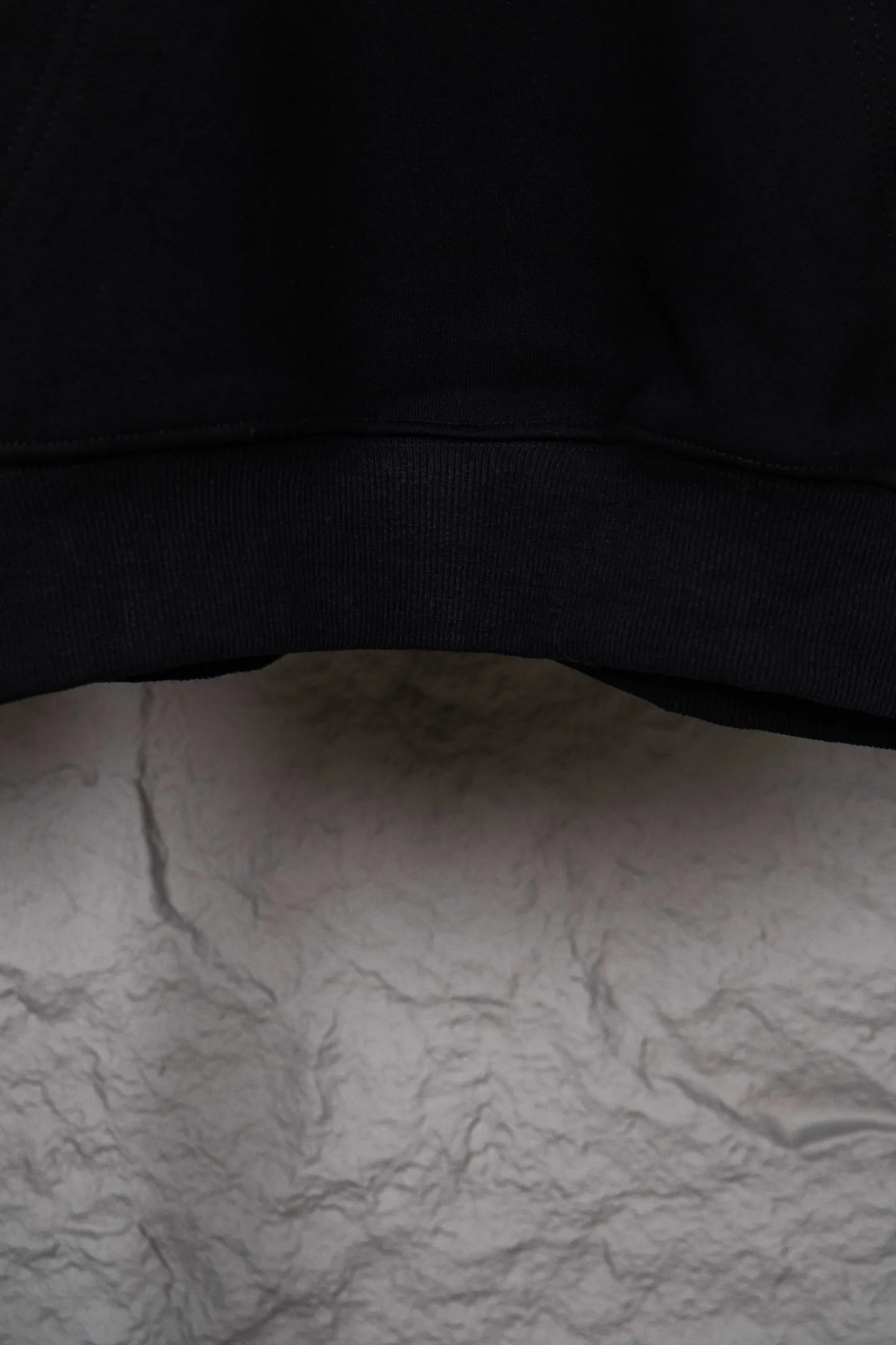 🅿️250 Style No.: M261 Celine crack print hooded sweatshirt. It is made of 400 grams of double-strand fish scale wool sweatshirt material, 2*2 trendy brand ribs, and is printed with crack glue on the chest. It has natural and irregular cracks. The coating thickness of the crack glue and the drying temperature and time need to be very carefully controlled to achieve the best crack effect. Customized accessories, loose fit Size: S-XL