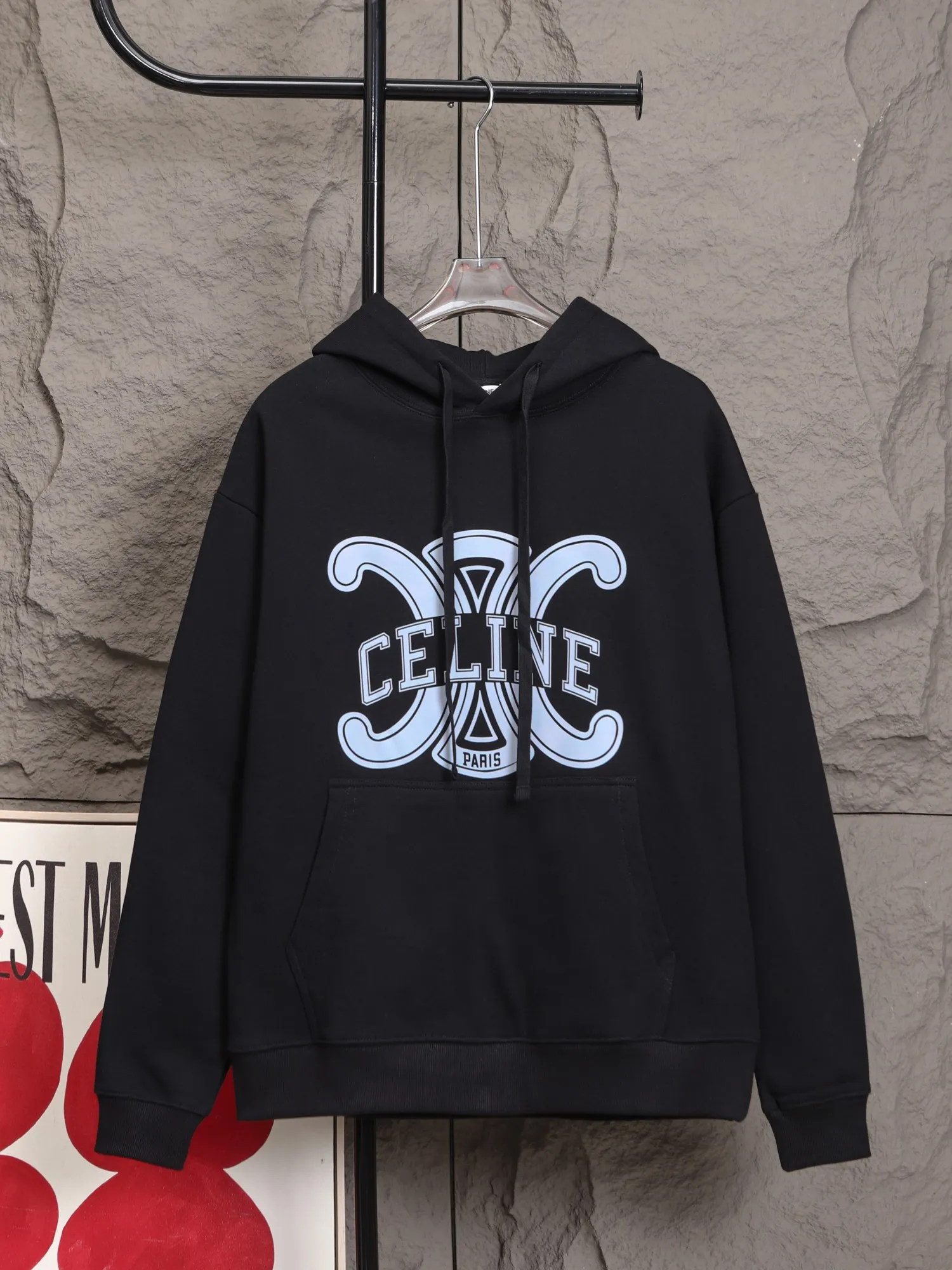 🅿️320 High Quality The new Celine model number B24 * is made of 450 custom-woven and custom-dyed high-gram weight tripe pure cotton sweatshirt fabric. The fabric feels thick and has a certain sense of self-weight. The bottom has a dense and rough terry texture. It is close to the skin and has excellent warmth retention. You will not feel any discomfort at all! *The color is clear on the chest, with the obvious logo of the Arc de Triomphe added, and the lines are smooth and smooth without falling off and deforming when washed *This design is based on classics and simply and clearly shows the brand's high-end luxury identity. Same style for men and women 𝐂𝐎𝐋𝐎𝐔𝐑: black, white 𝐒𝐈𝐙𝐄: S- xl