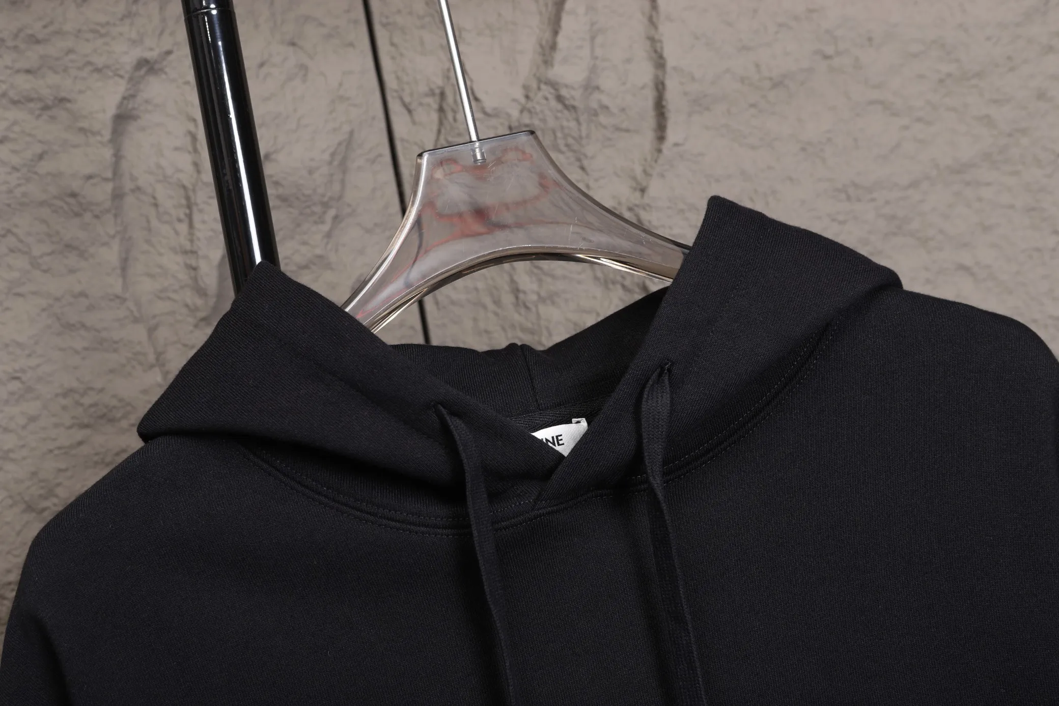 🅿️320 High Quality The new Celine model number B24 * is made of 450 custom-woven and custom-dyed high-gram weight tripe pure cotton sweatshirt fabric. The fabric feels thick and has a certain sense of self-weight. The bottom has a dense and rough terry texture. It is close to the skin and has excellent warmth retention. You will not feel any discomfort at all! *The color is clear on the chest, with the obvious logo of the Arc de Triomphe added, and the lines are smooth and smooth without falling off and deforming when washed *This design is based on classics and simply and clearly shows the brand's high-end luxury identity. Same style for men and women 𝐂𝐎𝐋𝐎𝐔𝐑: black, white 𝐒𝐈𝐙𝐄: S- xl