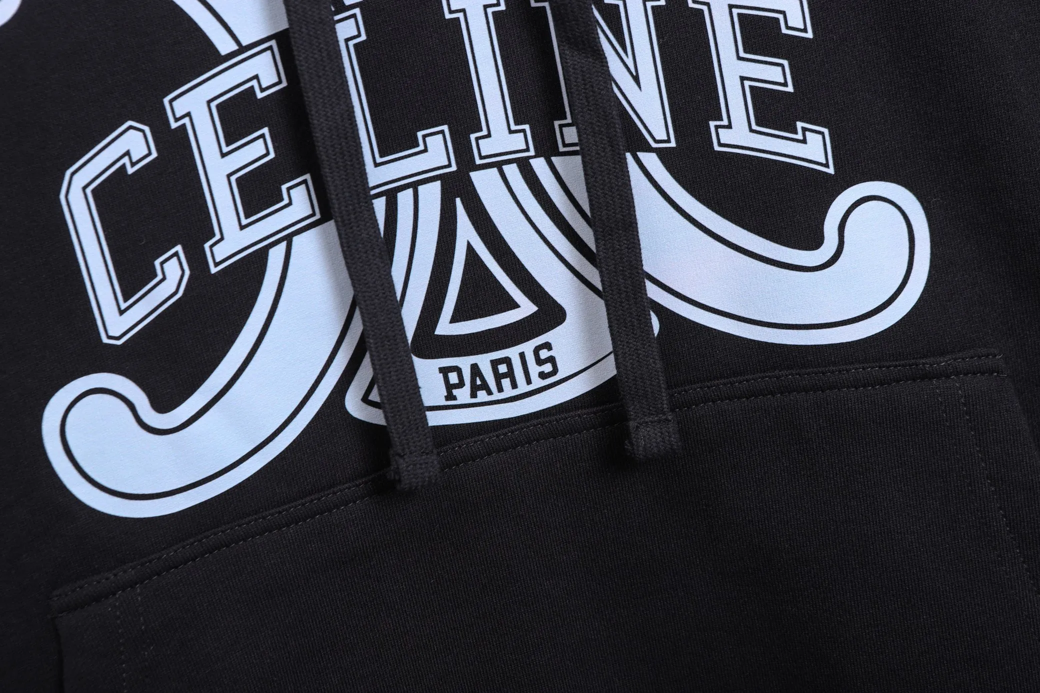 🅿️320 High Quality The new Celine model number B24 * is made of 450 custom-woven and custom-dyed high-gram weight tripe pure cotton sweatshirt fabric. The fabric feels thick and has a certain sense of self-weight. The bottom has a dense and rough terry texture. It is close to the skin and has excellent warmth retention. You will not feel any discomfort at all! *The color is clear on the chest, with the obvious logo of the Arc de Triomphe added, and the lines are smooth and smooth without falling off and deforming when washed *This design is based on classics and simply and clearly shows the brand's high-end luxury identity. Same style for men and women 𝐂𝐎𝐋𝐎𝐔𝐑: black, white 𝐒𝐈𝐙𝐄: S- xl