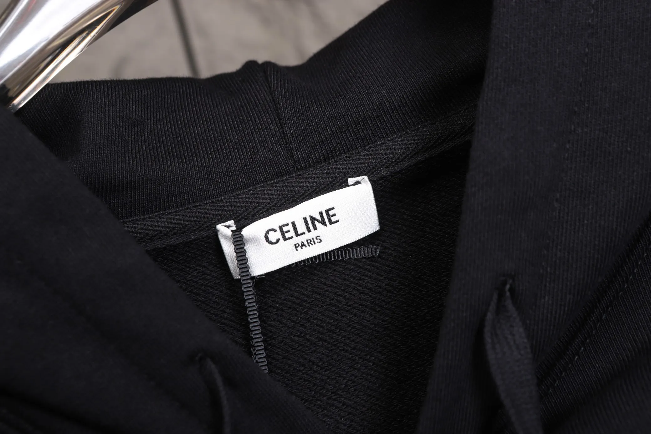 🅿️320 High Quality The new Celine model number B24 * is made of 450 custom-woven and custom-dyed high-gram weight tripe pure cotton sweatshirt fabric. The fabric feels thick and has a certain sense of self-weight. The bottom has a dense and rough terry texture. It is close to the skin and has excellent warmth retention. You will not feel any discomfort at all! *The color is clear on the chest, with the obvious logo of the Arc de Triomphe added, and the lines are smooth and smooth without falling off and deforming when washed *This design is based on classics and simply and clearly shows the brand's high-end luxury identity. Same style for men and women 𝐂𝐎𝐋𝐎𝐔𝐑: black, white 𝐒𝐈𝐙𝐄: S- xl