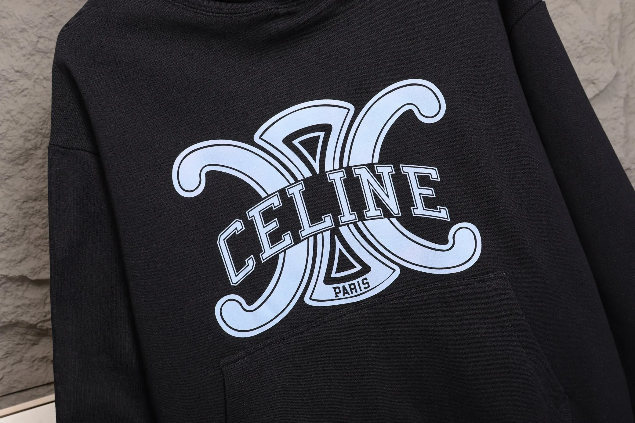 🅿️320 High Quality The new Celine model number B24 * is made of 450 custom-woven and custom-dyed high-gram weight tripe pure cotton sweatshirt fabric. The fabric feels thick and has a certain sense of self-weight. The bottom has a dense and rough terry texture. It is close to the skin and has excellent warmth retention. You will not feel any discomfort at all! *The color is clear on the chest, with the obvious logo of the Arc de Triomphe added, and the lines are smooth and smooth without falling off and deforming when washed *This design is based on classics and simply and clearly shows the brand's high-end luxury identity. Same style for men and women 𝐂𝐎𝐋𝐎𝐔𝐑: black, white 𝐒𝐈𝐙𝐄: S- xl