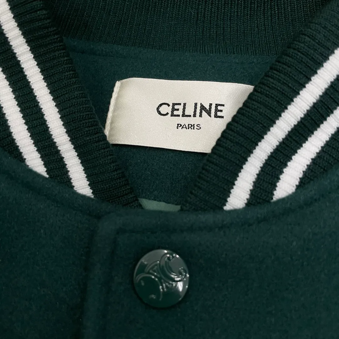 🅿️440 Celine➡️Celine runway style baseball jacket. I ordered the original model and took a month to finally ship it. I love it so much. The upper body is really cool. A Douyin blogger said that this year's new jacket will become a future trend. If you look through street photos, you will find that celebrities regard it as a collectible jacket, a must-have item for men and women who want light luxury for commuting. Developing the highest version on the entire network, it took 1 month to customize and the cost was extremely high. The German imported flat-machine made custom-woven wool jacquard threads, using the first layer of imported lambskin. The pleated texture is unparalleled. It is hand-cut and meticulously crafted. The stitching position is very technical. Whether the whole garment is good or not depends on this position. Top-notch workmanship and details can stand the test. A full set of customized accessories, the letters are clear and perfectly restored without any difference. High-end atmosphere and full grade! The entire dress is exclusively customized with heavy craftsmanship. The towel patch embroidery is perfectly combined with craft embroidery and precise stitching! Absolute craftsmanship quality!