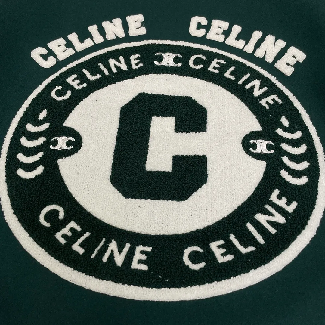 🅿️440 Celine➡️Celine runway style baseball jacket. I ordered the original model and took a month to finally ship it. I love it so much. The upper body is really cool. A Douyin blogger said that this year's new jacket will become a future trend. If you look through street photos, you will find that celebrities regard it as a collectible jacket, a must-have item for men and women who want light luxury for commuting. Developing the highest version on the entire network, it took 1 month to customize and the cost was extremely high. The German imported flat-machine made custom-woven wool jacquard threads, using the first layer of imported lambskin. The pleated texture is unparalleled. It is hand-cut and meticulously crafted. The stitching position is very technical. Whether the whole garment is good or not depends on this position. Top-notch workmanship and details can stand the test. A full set of customized accessories, the letters are clear and perfectly restored without any difference. High-end atmosphere and full grade! The entire dress is exclusively customized with heavy craftsmanship. The towel patch embroidery is perfectly combined with craft embroidery and precise stitching! Absolute craftsmanship quality!