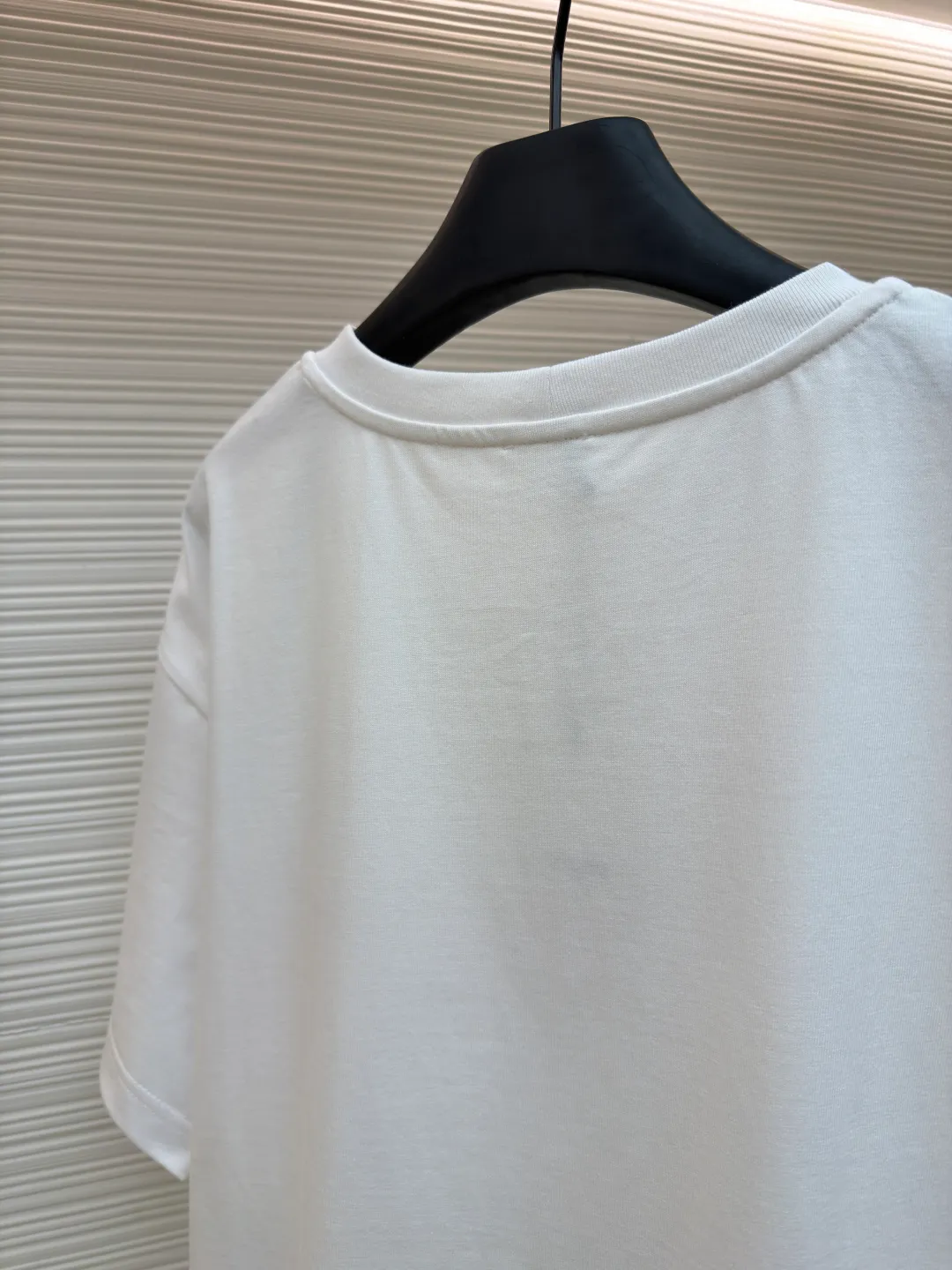 Celine Arc de Triomphe logo short sleeves ●Item number: 1682387-A00 ●Material: cotton fabric ●Technology: embroidery production ●Color: white ●Version: fitted version ●Weight: about 285 grams ●Size: XS-S-M-L ●Description: Made of 15-count special-spun compact cotton with a weight of 230g/㎡; 32-count high-weight (340g) 1x1 ribs are used for the neckline. Its high-count and high-weight characteristics ensure the excellent elastic recovery, thickness and deformation resistance of the collar. It is the key to ensuring that the neckline of the T-shirt does not deform after long-term wear. Specially woven compact cotton fabrics apply compact spinning technology in the spinning process, which effectively reduces yarn hairiness and makes the yarn smoother and stronger. This gives the fabric an unusually dense structure, a smooth and smooth surface, and excellent pilling resistance, while retaining the softness and breathability of pure cotton. The weight of 230g is medium to heavy, which ensures the T-shirt has good stiffness and drape, and is not easy to collapse and deform, laying a high-quality basic texture. The overall wiring is straight and delicate, the fabric is comfortable and soft, and the color is consistent without color difference. It can be matched with the same style to create a fashionable look and control various occasions. Customized accessories, complete with three standards, same style for men and women!