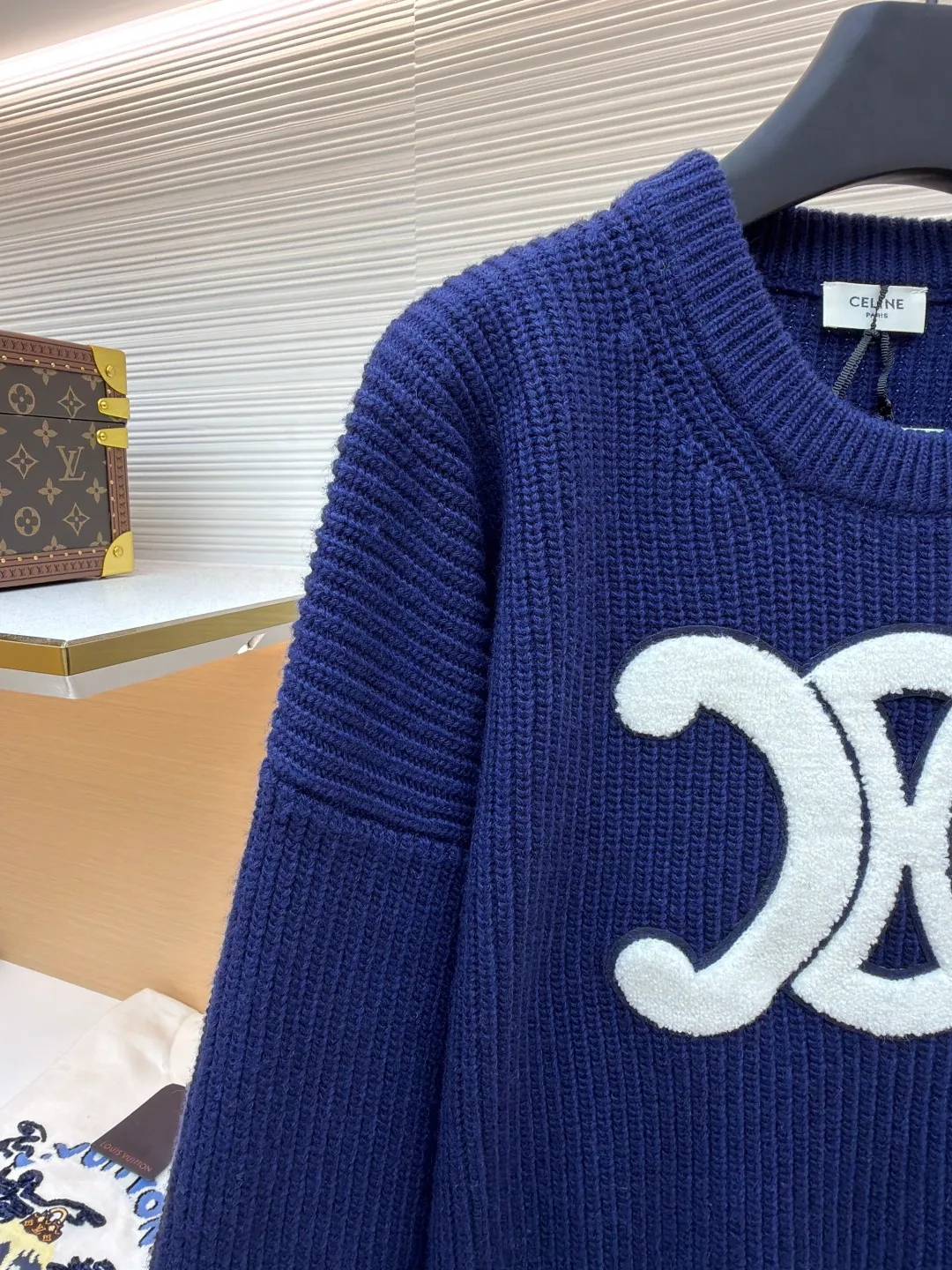Celine Arc de Triomphe Towel Embroidered Round Neck [Women's Wear] ●Original version: purchased and developed by 7499 ●Item number: 1681211-B50 ●Fabric: wool blended fabric ●Technology: knitted ●Color: navy ●Version: fitted version ●Weight: about 775 grams ●Size: S-M-L ●Description: Yarn: The yarn is made of the original 16-count single-strand wool in floral gray and navy blue, which is different from the ordinary version of the multi-strand wool blended yarn on the market. The custom-spun yarns are color-matched, and the wool upper body is delicate and soft without scratching the skin. The whole body is woven on a German Stoll positive 5-needle flat machine. The organization process of ingot needles makes the upper body of the whole garment three-dimensional and stylish. All the large pieces were integrated through a looping machine, washed and ironed, then disassembled for embroidery and then stitched and ironed. The process was extremely complicated and had a long production cycle. The large Arc de Triomphe logo on the chest was embroidered with towels, and the base plate was dyed with felt felt to match the color. Then a special embroidery machine was used to embroider the off-white yarn with towel embroidery. After laser positioning and cutting, the embroidered logo was finally formed. The overall wiring is straight and delicate, the fabric is comfortable and soft, and the color is consistent without color difference. It can be matched with the same style to create a fashionable look and control various occasions. Customized accessories, complete with three standards, same style for men and women!