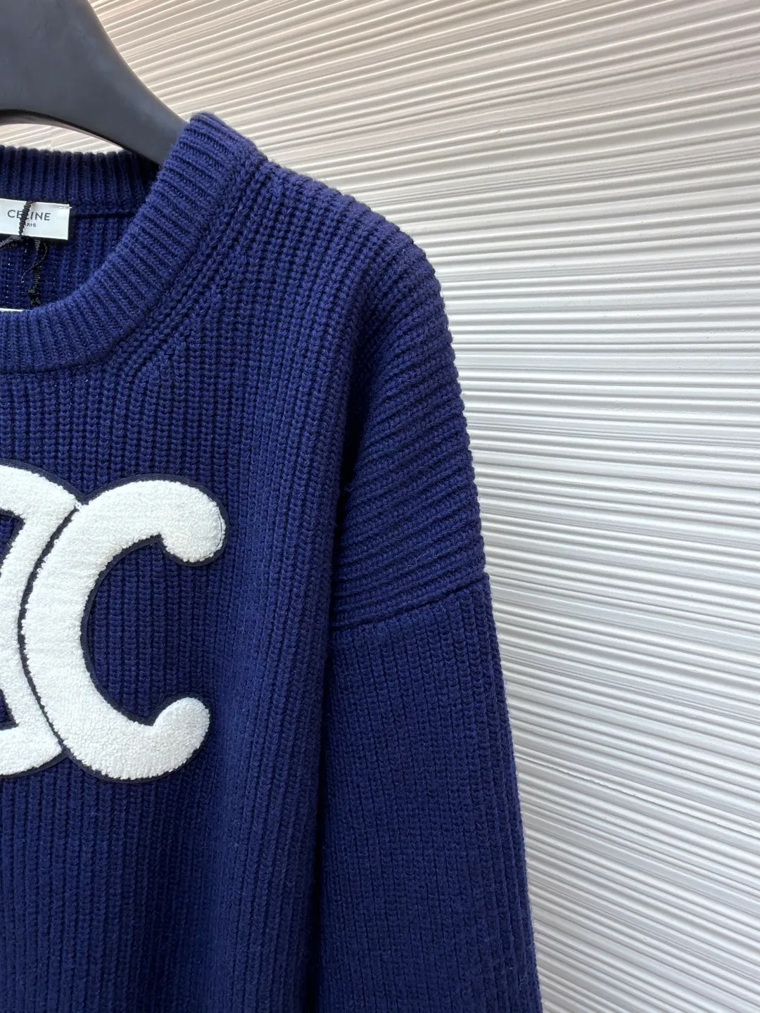 Celine Arc de Triomphe Towel Embroidered Round Neck [Women's Wear] ●Original version: purchased and developed by 7499 ●Item number: 1681211-B50 ●Fabric: wool blended fabric ●Technology: knitted ●Color: navy ●Version: fitted version ●Weight: about 775 grams ●Size: S-M-L ●Description: Yarn: The yarn is made of the original 16-count single-strand wool in floral gray and navy blue, which is different from the ordinary version of the multi-strand wool blended yarn on the market. The custom-spun yarns are color-matched, and the wool upper body is delicate and soft without scratching the skin. The whole body is woven on a German Stoll positive 5-needle flat machine. The organization process of ingot needles makes the upper body of the whole garment three-dimensional and stylish. All the large pieces were integrated through a looping machine, washed and ironed, then disassembled for embroidery and then stitched and ironed. The process was extremely complicated and had a long production cycle. The large Arc de Triomphe logo on the chest was embroidered with towels, and the base plate was dyed with felt felt to match the color. Then a special embroidery machine was used to embroider the off-white yarn with towel embroidery. After laser positioning and cutting, the embroidered logo was finally formed. The overall wiring is straight and delicate, the fabric is comfortable and soft, and the color is consistent without color difference. It can be matched with the same style to create a fashionable look and control various occasions. Customized accessories, complete with three standards, same style for men and women!