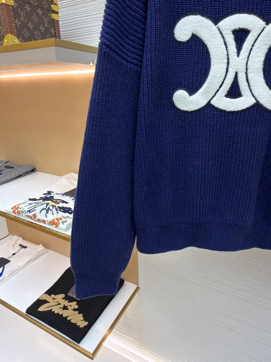 Celine Arc de Triomphe Towel Embroidered Round Neck [Women's Wear] ●Original version: purchased and developed by 7499 ●Item number: 1681211-B50 ●Fabric: wool blended fabric ●Technology: knitted ●Color: navy ●Version: fitted version ●Weight: about 775 grams ●Size: S-M-L ●Description: Yarn: The yarn is made of the original 16-count single-strand wool in floral gray and navy blue, which is different from the ordinary version of the multi-strand wool blended yarn on the market. The custom-spun yarns are color-matched, and the wool upper body is delicate and soft without scratching the skin. The whole body is woven on a German Stoll positive 5-needle flat machine. The organization process of ingot needles makes the upper body of the whole garment three-dimensional and stylish. All the large pieces were integrated through a looping machine, washed and ironed, then disassembled for embroidery and then stitched and ironed. The process was extremely complicated and had a long production cycle. The large Arc de Triomphe logo on the chest was embroidered with towels, and the base plate was dyed with felt felt to match the color. Then a special embroidery machine was used to embroider the off-white yarn with towel embroidery. After laser positioning and cutting, the embroidered logo was finally formed. The overall wiring is straight and delicate, the fabric is comfortable and soft, and the color is consistent without color difference. It can be matched with the same style to create a fashionable look and control various occasions. Customized accessories, complete with three standards, same style for men and women!