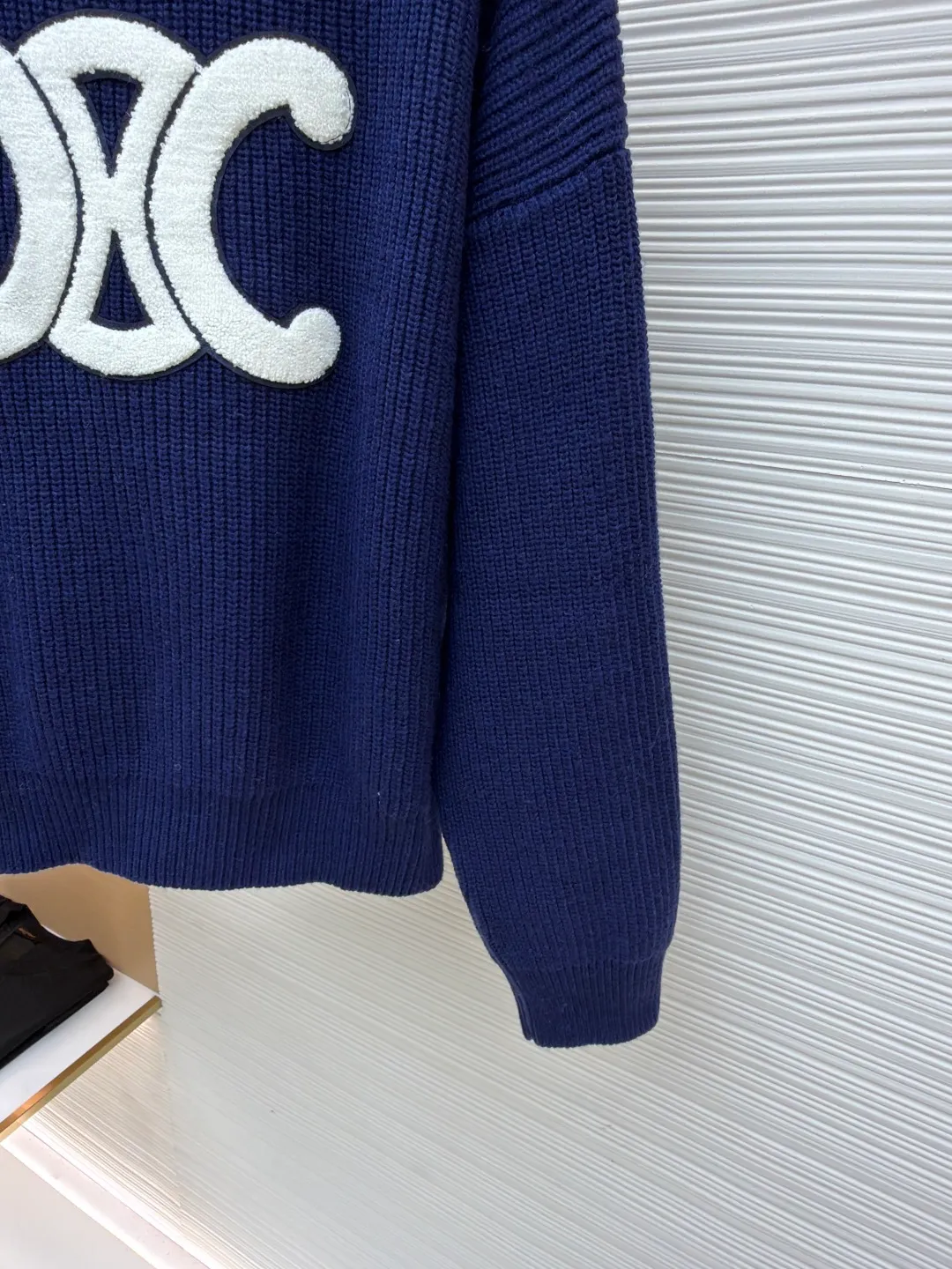 Celine Arc de Triomphe Towel Embroidered Round Neck [Women's Wear] ●Original version: purchased and developed by 7499 ●Item number: 1681211-B50 ●Fabric: wool blended fabric ●Technology: knitted ●Color: navy ●Version: fitted version ●Weight: about 775 grams ●Size: S-M-L ●Description: Yarn: The yarn is made of the original 16-count single-strand wool in floral gray and navy blue, which is different from the ordinary version of the multi-strand wool blended yarn on the market. The custom-spun yarns are color-matched, and the wool upper body is delicate and soft without scratching the skin. The whole body is woven on a German Stoll positive 5-needle flat machine. The organization process of ingot needles makes the upper body of the whole garment three-dimensional and stylish. All the large pieces were integrated through a looping machine, washed and ironed, then disassembled for embroidery and then stitched and ironed. The process was extremely complicated and had a long production cycle. The large Arc de Triomphe logo on the chest was embroidered with towels, and the base plate was dyed with felt felt to match the color. Then a special embroidery machine was used to embroider the off-white yarn with towel embroidery. After laser positioning and cutting, the embroidered logo was finally formed. The overall wiring is straight and delicate, the fabric is comfortable and soft, and the color is consistent without color difference. It can be matched with the same style to create a fashionable look and control various occasions. Customized accessories, complete with three standards, same style for men and women!