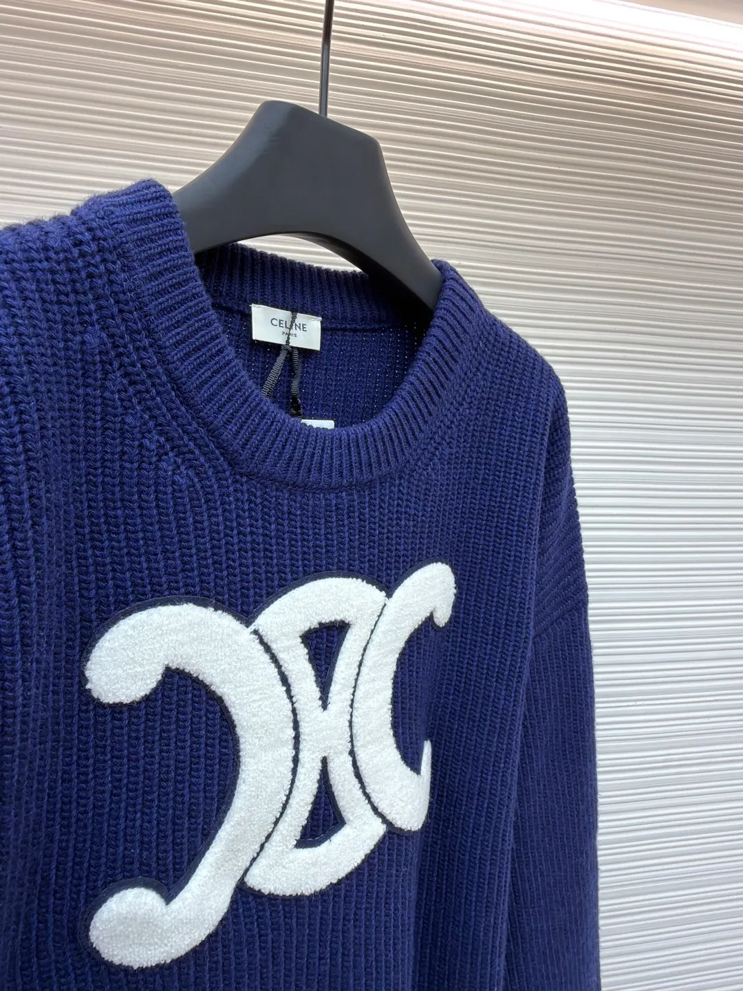Celine Arc de Triomphe Towel Embroidered Round Neck [Women's Wear] ●Original version: purchased and developed by 7499 ●Item number: 1681211-B50 ●Fabric: wool blended fabric ●Technology: knitted ●Color: navy ●Version: fitted version ●Weight: about 775 grams ●Size: S-M-L ●Description: Yarn: The yarn is made of the original 16-count single-strand wool in floral gray and navy blue, which is different from the ordinary version of the multi-strand wool blended yarn on the market. The custom-spun yarns are color-matched, and the wool upper body is delicate and soft without scratching the skin. The whole body is woven on a German Stoll positive 5-needle flat machine. The organization process of ingot needles makes the upper body of the whole garment three-dimensional and stylish. All the large pieces were integrated through a looping machine, washed and ironed, then disassembled for embroidery and then stitched and ironed. The process was extremely complicated and had a long production cycle. The large Arc de Triomphe logo on the chest was embroidered with towels, and the base plate was dyed with felt felt to match the color. Then a special embroidery machine was used to embroider the off-white yarn with towel embroidery. After laser positioning and cutting, the embroidered logo was finally formed. The overall wiring is straight and delicate, the fabric is comfortable and soft, and the color is consistent without color difference. It can be matched with the same style to create a fashionable look and control various occasions. Customized accessories, complete with three standards, same style for men and women!