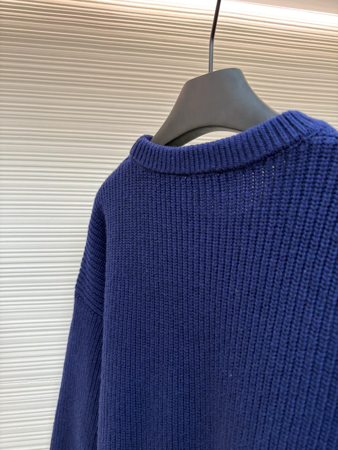 Celine Arc de Triomphe Towel Embroidered Round Neck [Women's Wear] ●Original version: purchased and developed by 7499 ●Item number: 1681211-B50 ●Fabric: wool blended fabric ●Technology: knitted ●Color: navy ●Version: fitted version ●Weight: about 775 grams ●Size: S-M-L ●Description: Yarn: The yarn is made of the original 16-count single-strand wool in floral gray and navy blue, which is different from the ordinary version of the multi-strand wool blended yarn on the market. The custom-spun yarns are color-matched, and the wool upper body is delicate and soft without scratching the skin. The whole body is woven on a German Stoll positive 5-needle flat machine. The organization process of ingot needles makes the upper body of the whole garment three-dimensional and stylish. All the large pieces were integrated through a looping machine, washed and ironed, then disassembled for embroidery and then stitched and ironed. The process was extremely complicated and had a long production cycle. The large Arc de Triomphe logo on the chest was embroidered with towels, and the base plate was dyed with felt felt to match the color. Then a special embroidery machine was used to embroider the off-white yarn with towel embroidery. After laser positioning and cutting, the embroidered logo was finally formed. The overall wiring is straight and delicate, the fabric is comfortable and soft, and the color is consistent without color difference. It can be matched with the same style to create a fashionable look and control various occasions. Customized accessories, complete with three standards, same style for men and women!