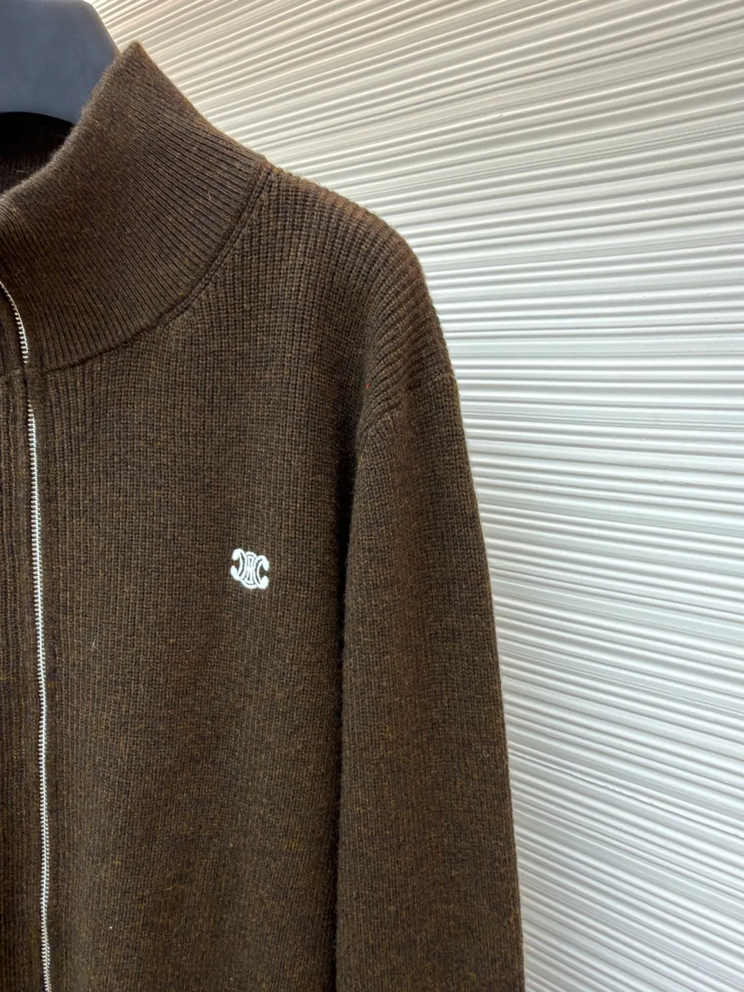 Celine Arc de Triomphe sweater jacket ●Authentic product: Purchased and developed by 9868 ●Item number: 1681736-B60 ●Fabric: wool fabric ●Technology: knitted embroidery production ●Version: Fitted version ●Weight: about 585 grams ●Size: S-M-L-XL ●Description: Comfortable and close to the skin With a touch of deep black as the base, the ultimate fusion of depth and nobility. The iconic Celine Arc de Triomphe logo embellishes the front The simple and smooth zipper lines, the harmony of sophistication and dynamics, show off the taste in silence. With its unparalleled versatility, it has become an enduring classic in the fashion industry. It adopts imported machine embroidery technology, uses advanced computer control systems and precise mechanical components to realize the Arc de Triomphe embroidery operation with high precision and smooth and delicate lines. The overall wiring is straight and delicate, the fabric is comfortable and soft, and the color is consistent without color difference. It can be matched with the same style to create a fashionable look and control various occasions. Customized accessories, complete with three standards, same style for men and women!