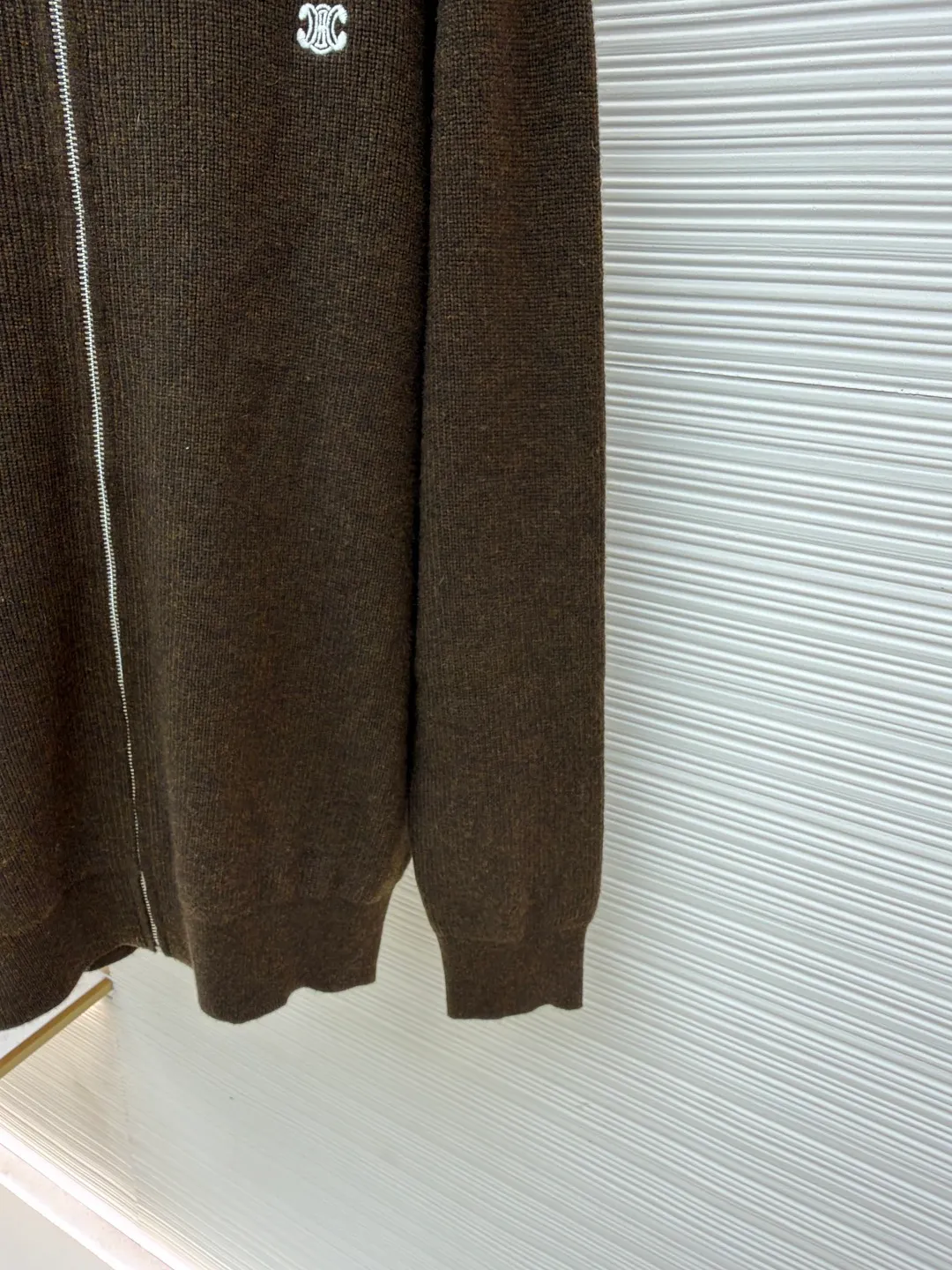 Celine Arc de Triomphe sweater jacket ●Authentic product: Purchased and developed by 9868 ●Item number: 1681736-B60 ●Fabric: wool fabric ●Technology: knitted embroidery production ●Version: Fitted version ●Weight: about 585 grams ●Size: S-M-L-XL ●Description: Comfortable and close to the skin With a touch of deep black as the base, the ultimate fusion of depth and nobility. The iconic Celine Arc de Triomphe logo embellishes the front The simple and smooth zipper lines, the harmony of sophistication and dynamics, show off the taste in silence. With its unparalleled versatility, it has become an enduring classic in the fashion industry. It adopts imported machine embroidery technology, uses advanced computer control systems and precise mechanical components to realize the Arc de Triomphe embroidery operation with high precision and smooth and delicate lines. The overall wiring is straight and delicate, the fabric is comfortable and soft, and the color is consistent without color difference. It can be matched with the same style to create a fashionable look and control various occasions. Customized accessories, complete with three standards, same style for men and women!