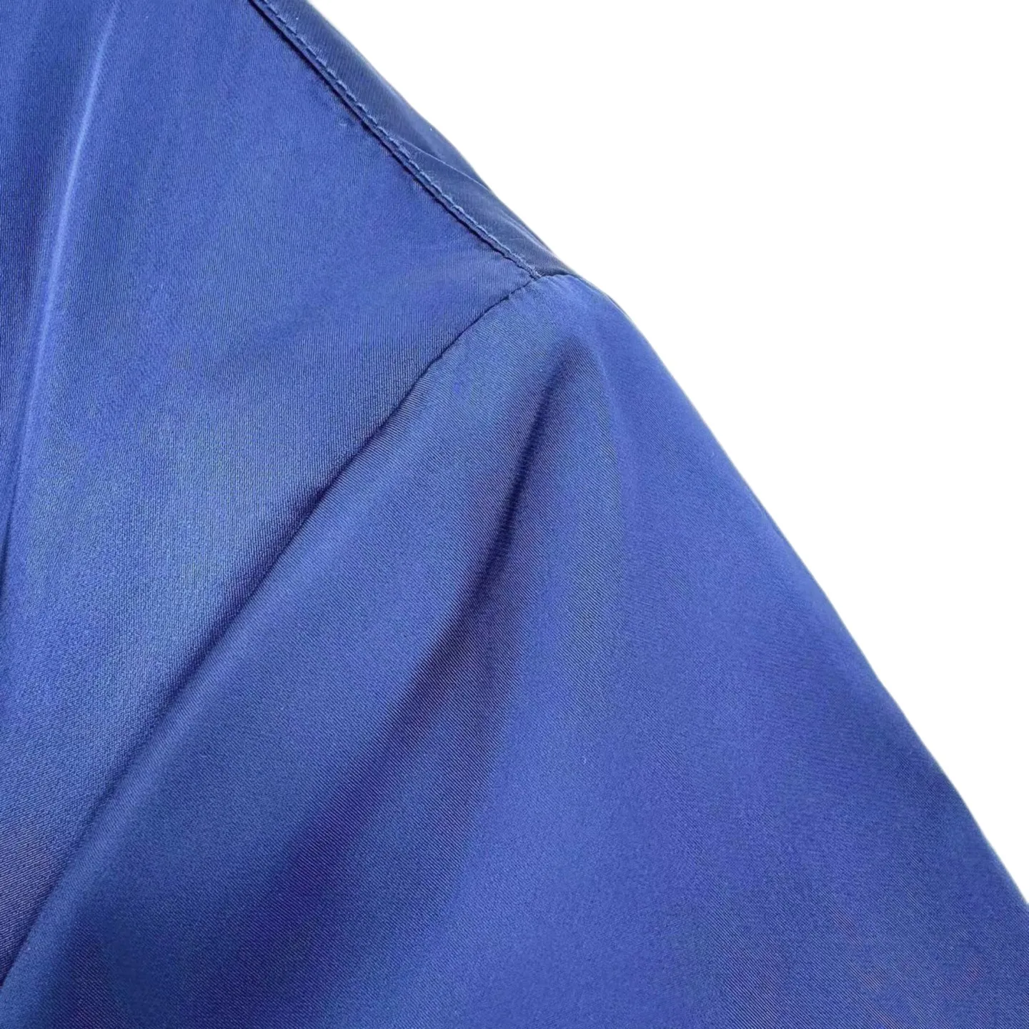 🅿️570 [Exclusive supply] Celine patch letter baseball padded jacket (blue). The original purchase was 19,500. The fabric is made of custom-made flocculated soft light brocade velvet. It is warm, soft and comfortable against the skin. It is made of pure and deep black as the base color. The iconic CELINE patch on the chest is embellished. It injects smart vitality with a simple and powerful gesture. The two-color ribbed trim is like a smart chord, adding fashionable tension. With its excellent versatile properties, it has become a well-deserved universal key in the fashion industry. Letter Fantasy Relief Technology uses engraving tools to carve the letters into clear lines. Then, through deep carving and polishing of different parts of the letters, the surface shows undulating changes, giving a full sense of layering. Letter embroidery dream three-dimensional craft can create three-dimensional visual effects on a flat surface through specific stitching methods and materials, and precise control of the direction and force of each stitch and line. Template machine bag opening The preset template guides the position, shape and size of the bag opening. The accuracy ensures the quality of the bag opening effect. Size:46/48/50/52