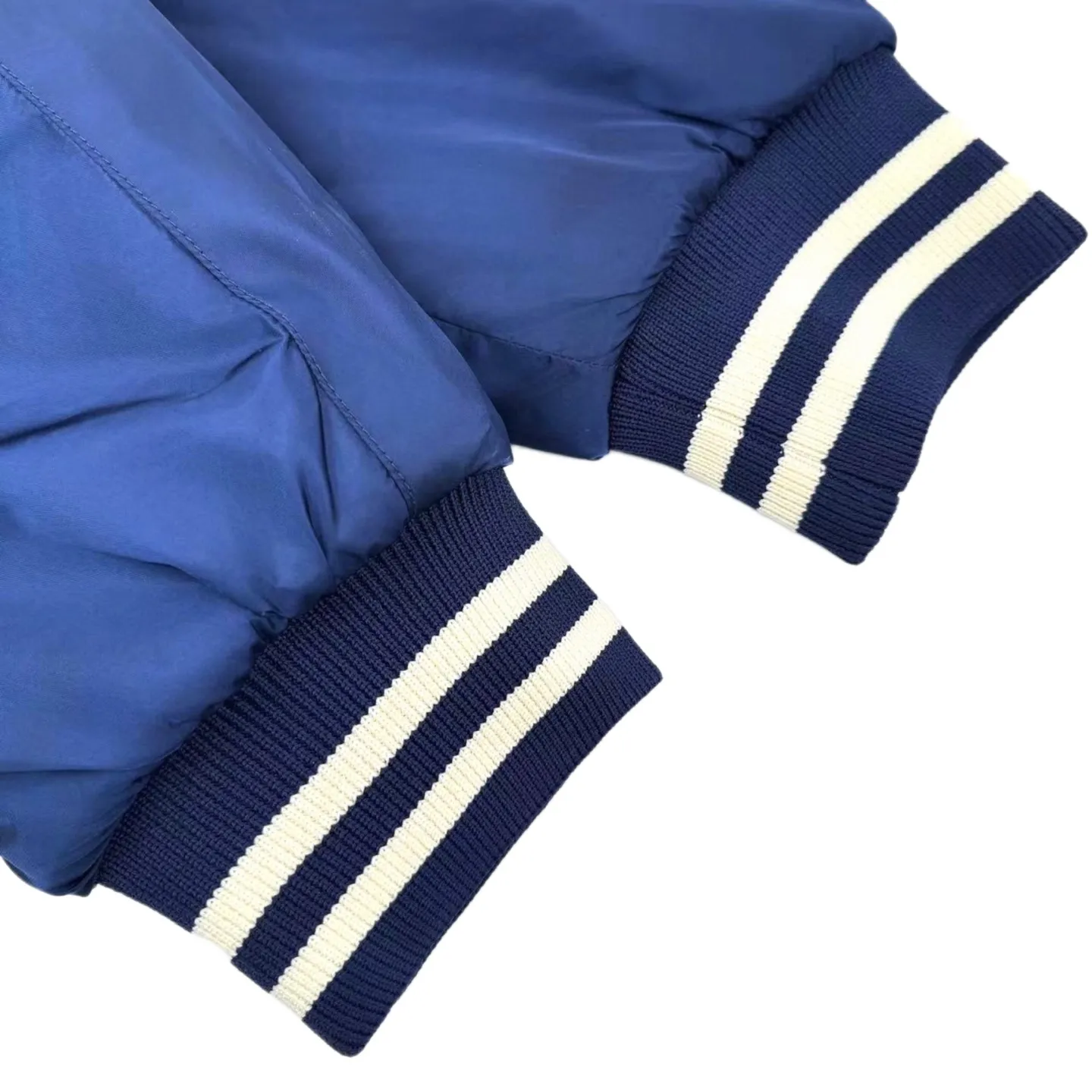 🅿️570 [Exclusive supply] Celine patch letter baseball padded jacket (blue). The original purchase was 19,500. The fabric is made of custom-made flocculated soft light brocade velvet. It is warm, soft and comfortable against the skin. It is made of pure and deep black as the base color. The iconic CELINE patch on the chest is embellished. It injects smart vitality with a simple and powerful gesture. The two-color ribbed trim is like a smart chord, adding fashionable tension. With its excellent versatile properties, it has become a well-deserved universal key in the fashion industry. Letter Fantasy Relief Technology uses engraving tools to carve the letters into clear lines. Then, through deep carving and polishing of different parts of the letters, the surface shows undulating changes, giving a full sense of layering. Letter embroidery dream three-dimensional craft can create three-dimensional visual effects on a flat surface through specific stitching methods and materials, and precise control of the direction and force of each stitch and line. Template machine bag opening The preset template guides the position, shape and size of the bag opening. The accuracy ensures the quality of the bag opening effect. Size:46/48/50/52