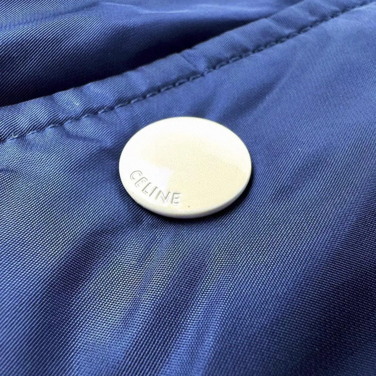 🅿️570 [Exclusive supply] Celine patch letter baseball padded jacket (blue). The original purchase was 19,500. The fabric is made of custom-made flocculated soft light brocade velvet. It is warm, soft and comfortable against the skin. It is made of pure and deep black as the base color. The iconic CELINE patch on the chest is embellished. It injects smart vitality with a simple and powerful gesture. The two-color ribbed trim is like a smart chord, adding fashionable tension. With its excellent versatile properties, it has become a well-deserved universal key in the fashion industry. Letter Fantasy Relief Technology uses engraving tools to carve the letters into clear lines. Then, through deep carving and polishing of different parts of the letters, the surface shows undulating changes, giving a full sense of layering. Letter embroidery dream three-dimensional craft can create three-dimensional visual effects on a flat surface through specific stitching methods and materials, and precise control of the direction and force of each stitch and line. Template machine bag opening The preset template guides the position, shape and size of the bag opening. The accuracy ensures the quality of the bag opening effect. Size:46/48/50/52