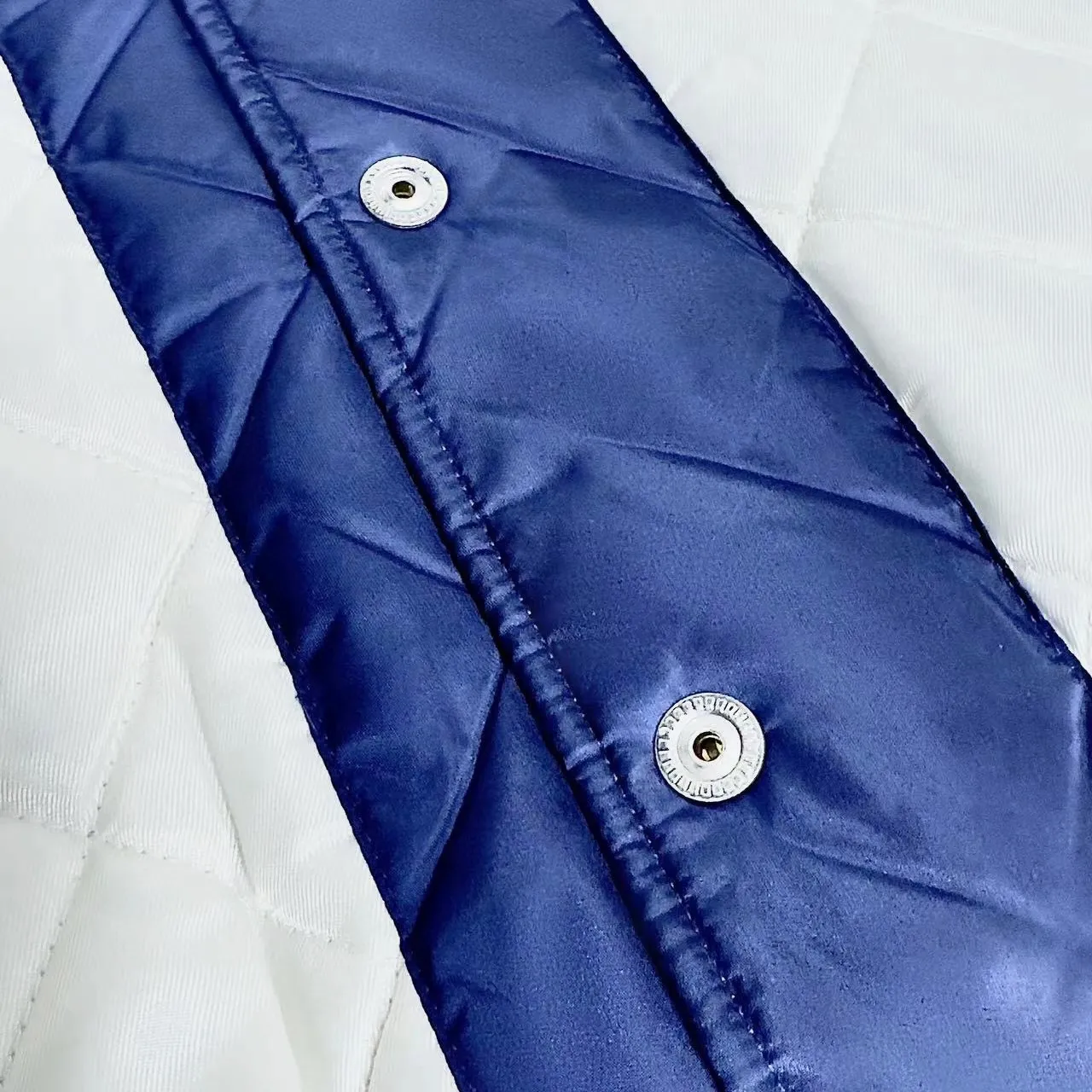 🅿️570 [Exclusive supply] Celine patch letter baseball padded jacket (blue). The original purchase was 19,500. The fabric is made of custom-made flocculated soft light brocade velvet. It is warm, soft and comfortable against the skin. It is made of pure and deep black as the base color. The iconic CELINE patch on the chest is embellished. It injects smart vitality with a simple and powerful gesture. The two-color ribbed trim is like a smart chord, adding fashionable tension. With its excellent versatile properties, it has become a well-deserved universal key in the fashion industry. Letter Fantasy Relief Technology uses engraving tools to carve the letters into clear lines. Then, through deep carving and polishing of different parts of the letters, the surface shows undulating changes, giving a full sense of layering. Letter embroidery dream three-dimensional craft can create three-dimensional visual effects on a flat surface through specific stitching methods and materials, and precise control of the direction and force of each stitch and line. Template machine bag opening The preset template guides the position, shape and size of the bag opening. The accuracy ensures the quality of the bag opening effect. Size:46/48/50/52