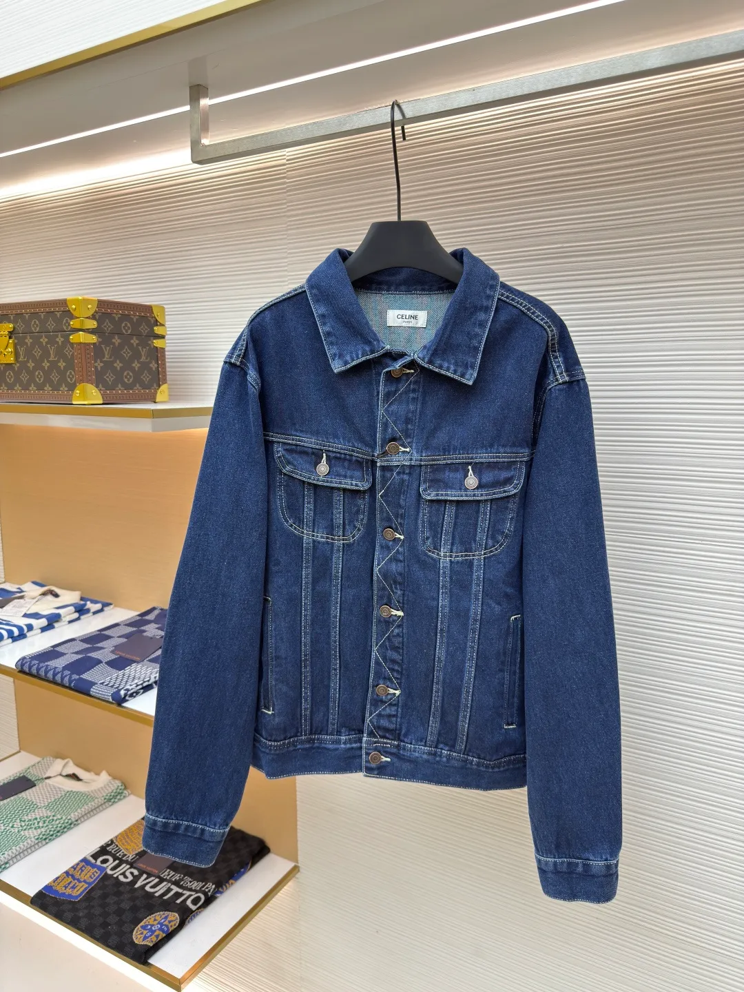 Celine Paris patch denim jacket ●Authentic product: Purchased and developed for 17000 ●Item number: 1680300-A25 ●Material: denim fabric ●Technology: patch production ●Version: fitted version ●Weight: about 965 grams ●Size: S-M-L-XL ●Description: Custom-made high-density cotton twill denim, full of texture, comfortable and close to the skin, with a touch of deep indigo as the main tone It has unlimited possibilities. The front panel is based on French elegance. The two symmetrical breast pockets are paired with metal buttons, adding a sense of toughness and handsomeness. When the eyes turn to the back, the eye-catching CELINE PARIS patch has become the unique soul imprint of this piece. The lines are smooth and neat, containing endless power. Feel the French elegance and fashion power of Celine, using imported machine appliqué technology and using advanced computer control systems and precision mechanical components to realize Celine Paris patch work. Providing embroidery with both clarity and three-dimensionality. The overall wiring is straight and delicate, the fabric is comfortable and soft, and the color is consistent without color difference. It can be matched with the same style to create a fashionable look and control various occasions. Customized accessories, complete with three standards, same style for men and women!