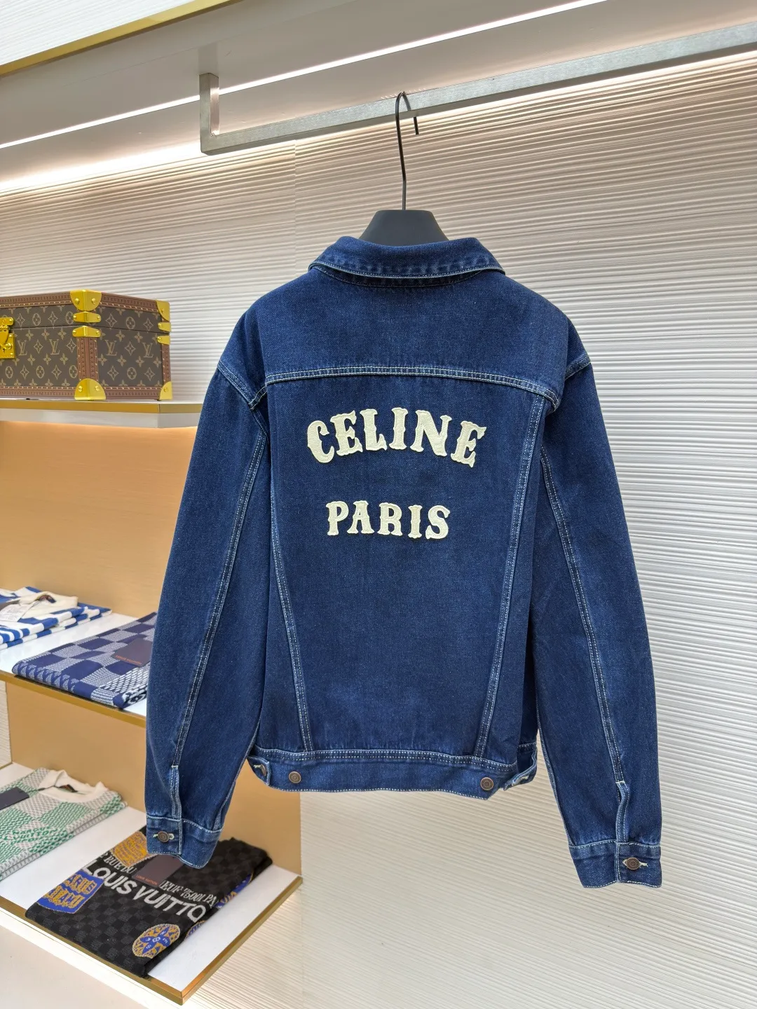 Celine Paris patch denim jacket ●Authentic product: Purchased and developed for 17000 ●Item number: 1680300-A25 ●Material: denim fabric ●Technology: patch production ●Version: fitted version ●Weight: about 965 grams ●Size: S-M-L-XL ●Description: Custom-made high-density cotton twill denim, full of texture, comfortable and close to the skin, with a touch of deep indigo as the main tone It has unlimited possibilities. The front panel is based on French elegance. The two symmetrical breast pockets are paired with metal buttons, adding a sense of toughness and handsomeness. When the eyes turn to the back, the eye-catching CELINE PARIS patch has become the unique soul imprint of this piece. The lines are smooth and neat, containing endless power. Feel the French elegance and fashion power of Celine, using imported machine appliqué technology and using advanced computer control systems and precision mechanical components to realize Celine Paris patch work. Providing embroidery with both clarity and three-dimensionality. The overall wiring is straight and delicate, the fabric is comfortable and soft, and the color is consistent without color difference. It can be matched with the same style to create a fashionable look and control various occasions. Customized accessories, complete with three standards, same style for men and women!