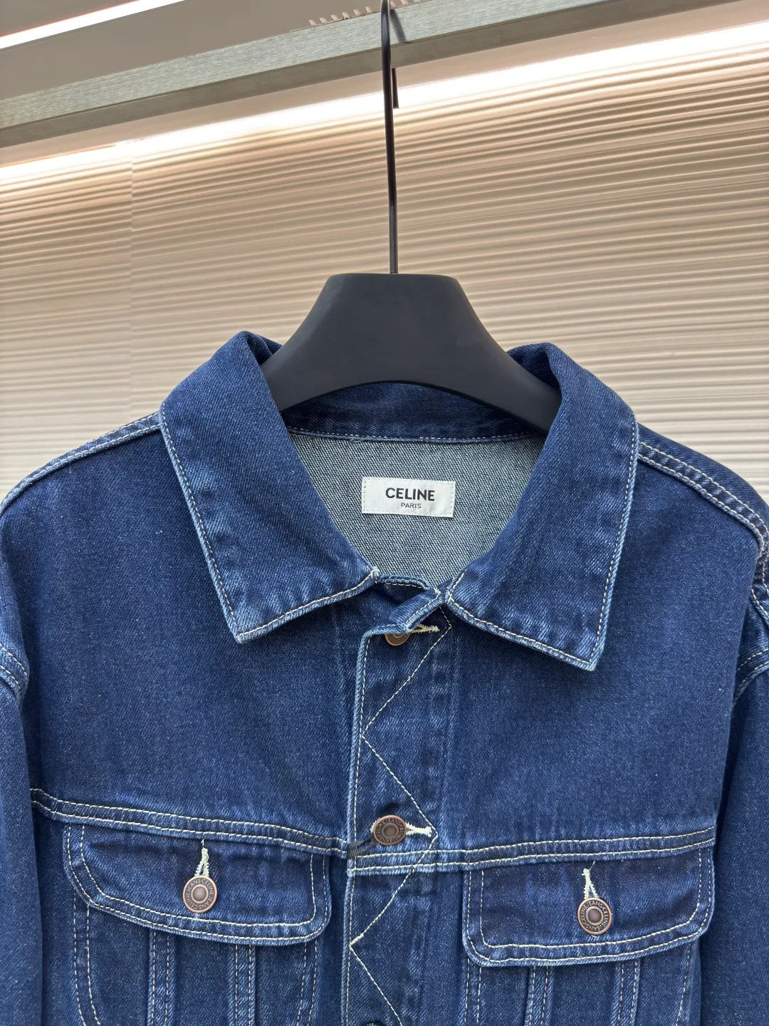 Celine Paris patch denim jacket ●Authentic product: Purchased and developed for 17000 ●Item number: 1680300-A25 ●Material: denim fabric ●Technology: patch production ●Version: fitted version ●Weight: about 965 grams ●Size: S-M-L-XL ●Description: Custom-made high-density cotton twill denim, full of texture, comfortable and close to the skin, with a touch of deep indigo as the main tone It has unlimited possibilities. The front panel is based on French elegance. The two symmetrical breast pockets are paired with metal buttons, adding a sense of toughness and handsomeness. When the eyes turn to the back, the eye-catching CELINE PARIS patch has become the unique soul imprint of this piece. The lines are smooth and neat, containing endless power. Feel the French elegance and fashion power of Celine, using imported machine appliqué technology and using advanced computer control systems and precision mechanical components to realize Celine Paris patch work. Providing embroidery with both clarity and three-dimensionality. The overall wiring is straight and delicate, the fabric is comfortable and soft, and the color is consistent without color difference. It can be matched with the same style to create a fashionable look and control various occasions. Customized accessories, complete with three standards, same style for men and women!