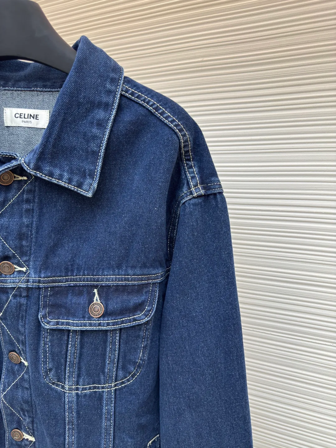 Celine Paris patch denim jacket ●Authentic product: Purchased and developed for 17000 ●Item number: 1680300-A25 ●Material: denim fabric ●Technology: patch production ●Version: fitted version ●Weight: about 965 grams ●Size: S-M-L-XL ●Description: Custom-made high-density cotton twill denim, full of texture, comfortable and close to the skin, with a touch of deep indigo as the main tone It has unlimited possibilities. The front panel is based on French elegance. The two symmetrical breast pockets are paired with metal buttons, adding a sense of toughness and handsomeness. When the eyes turn to the back, the eye-catching CELINE PARIS patch has become the unique soul imprint of this piece. The lines are smooth and neat, containing endless power. Feel the French elegance and fashion power of Celine, using imported machine appliqué technology and using advanced computer control systems and precision mechanical components to realize Celine Paris patch work. Providing embroidery with both clarity and three-dimensionality. The overall wiring is straight and delicate, the fabric is comfortable and soft, and the color is consistent without color difference. It can be matched with the same style to create a fashionable look and control various occasions. Customized accessories, complete with three standards, same style for men and women!