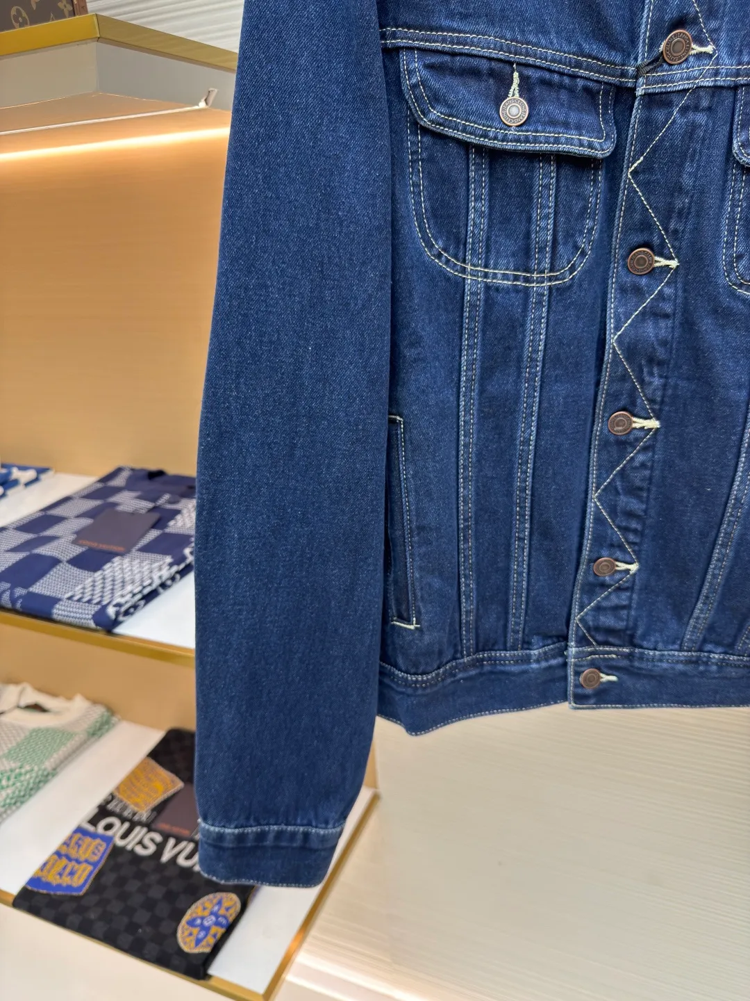 Celine Paris patch denim jacket ●Authentic product: Purchased and developed for 17000 ●Item number: 1680300-A25 ●Material: denim fabric ●Technology: patch production ●Version: fitted version ●Weight: about 965 grams ●Size: S-M-L-XL ●Description: Custom-made high-density cotton twill denim, full of texture, comfortable and close to the skin, with a touch of deep indigo as the main tone It has unlimited possibilities. The front panel is based on French elegance. The two symmetrical breast pockets are paired with metal buttons, adding a sense of toughness and handsomeness. When the eyes turn to the back, the eye-catching CELINE PARIS patch has become the unique soul imprint of this piece. The lines are smooth and neat, containing endless power. Feel the French elegance and fashion power of Celine, using imported machine appliqué technology and using advanced computer control systems and precision mechanical components to realize Celine Paris patch work. Providing embroidery with both clarity and three-dimensionality. The overall wiring is straight and delicate, the fabric is comfortable and soft, and the color is consistent without color difference. It can be matched with the same style to create a fashionable look and control various occasions. Customized accessories, complete with three standards, same style for men and women!