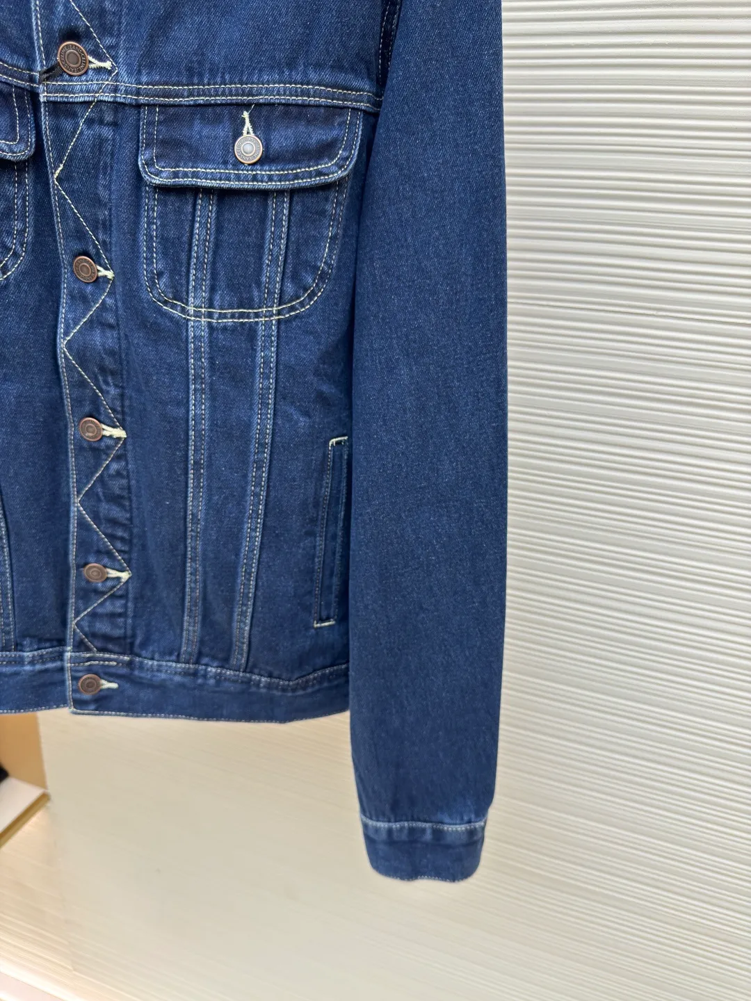 Celine Paris patch denim jacket ●Authentic product: Purchased and developed for 17000 ●Item number: 1680300-A25 ●Material: denim fabric ●Technology: patch production ●Version: fitted version ●Weight: about 965 grams ●Size: S-M-L-XL ●Description: Custom-made high-density cotton twill denim, full of texture, comfortable and close to the skin, with a touch of deep indigo as the main tone It has unlimited possibilities. The front panel is based on French elegance. The two symmetrical breast pockets are paired with metal buttons, adding a sense of toughness and handsomeness. When the eyes turn to the back, the eye-catching CELINE PARIS patch has become the unique soul imprint of this piece. The lines are smooth and neat, containing endless power. Feel the French elegance and fashion power of Celine, using imported machine appliqué technology and using advanced computer control systems and precision mechanical components to realize Celine Paris patch work. Providing embroidery with both clarity and three-dimensionality. The overall wiring is straight and delicate, the fabric is comfortable and soft, and the color is consistent without color difference. It can be matched with the same style to create a fashionable look and control various occasions. Customized accessories, complete with three standards, same style for men and women!