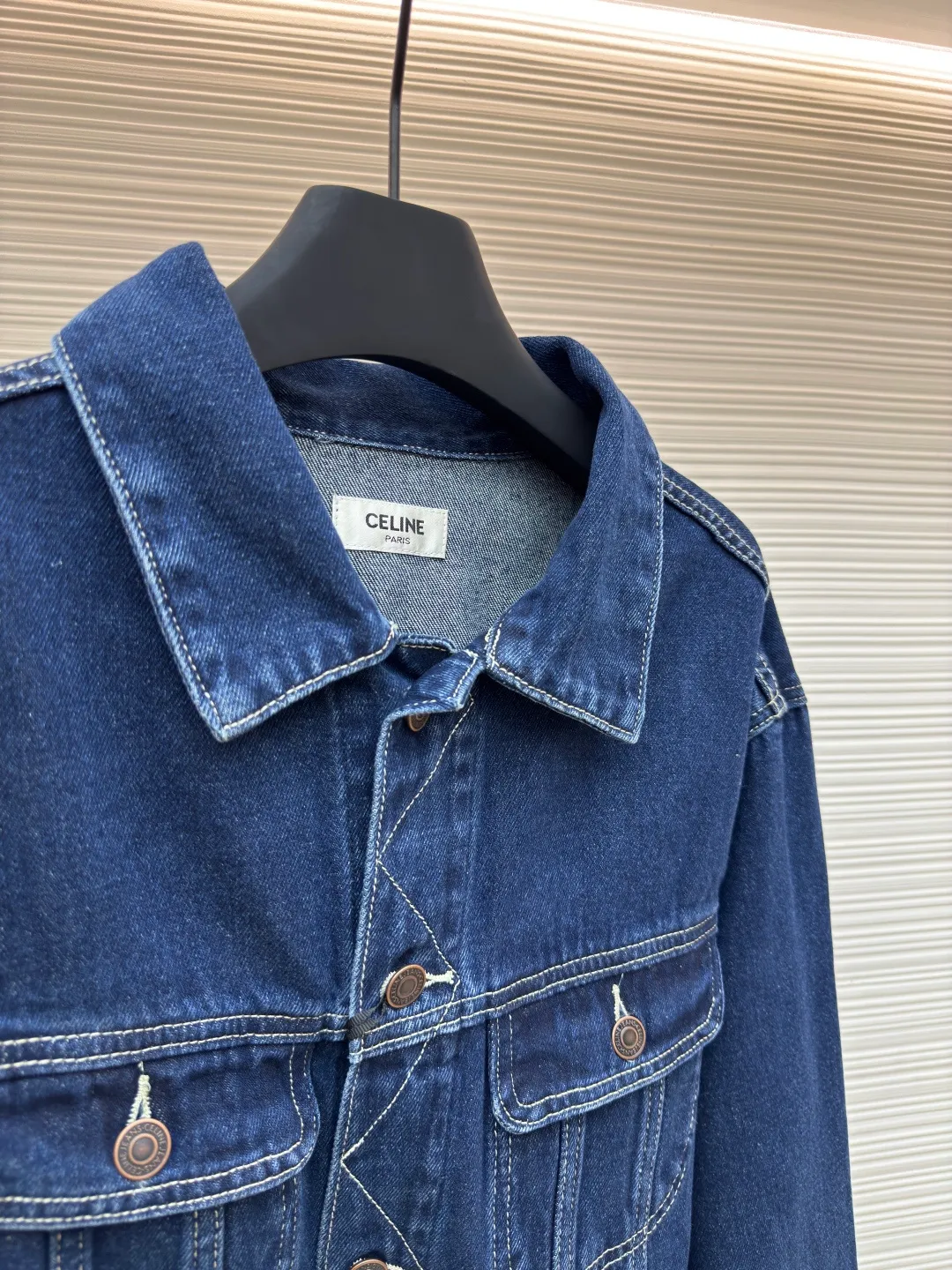 Celine Paris patch denim jacket ●Authentic product: Purchased and developed for 17000 ●Item number: 1680300-A25 ●Material: denim fabric ●Technology: patch production ●Version: fitted version ●Weight: about 965 grams ●Size: S-M-L-XL ●Description: Custom-made high-density cotton twill denim, full of texture, comfortable and close to the skin, with a touch of deep indigo as the main tone It has unlimited possibilities. The front panel is based on French elegance. The two symmetrical breast pockets are paired with metal buttons, adding a sense of toughness and handsomeness. When the eyes turn to the back, the eye-catching CELINE PARIS patch has become the unique soul imprint of this piece. The lines are smooth and neat, containing endless power. Feel the French elegance and fashion power of Celine, using imported machine appliqué technology and using advanced computer control systems and precision mechanical components to realize Celine Paris patch work. Providing embroidery with both clarity and three-dimensionality. The overall wiring is straight and delicate, the fabric is comfortable and soft, and the color is consistent without color difference. It can be matched with the same style to create a fashionable look and control various occasions. Customized accessories, complete with three standards, same style for men and women!
