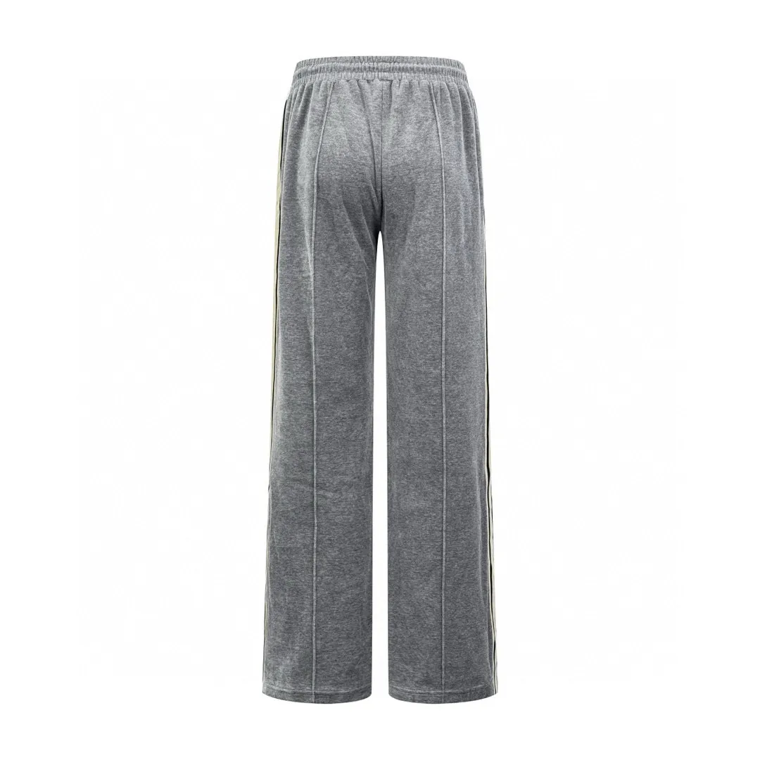 🅿️430 [Exclusive supply] Celine Arc de Triomphe embroidered velvet trousers. The original purchase was RMB 10,500. The fabric is made of custom-made Yunrou twin velvet matte cotton sateen. It is delicate and smooth and fits the skin like a cloud. It is based on high-end gray. It is low-key and full of connotation. The iconic CELINE Arc de Triomphe embroidery is revived on the gray mist velvet surface. It is fully recognizable. Contrasting ribbons on both sides are sublimated to enhance the tension of the color. The visual impact between movement and movement. The lazy lines of the straight draped version are both strong and soft. When taken apart, it is a style item. When worn together, it is an aura shirt. When attending a suit, it is worry-free to wear. Adopt imported machine embroidery technology, use advanced computer control systems and precision mechanical components to achieve Arc de Triomphe embroidery with high precision and smooth and delicate lines. The fabrics have been washed to give them a better feel and texture. They are not easy to deform, shrink or fade, and maintain their long-lasting beauty. Size:S-M-L-XL