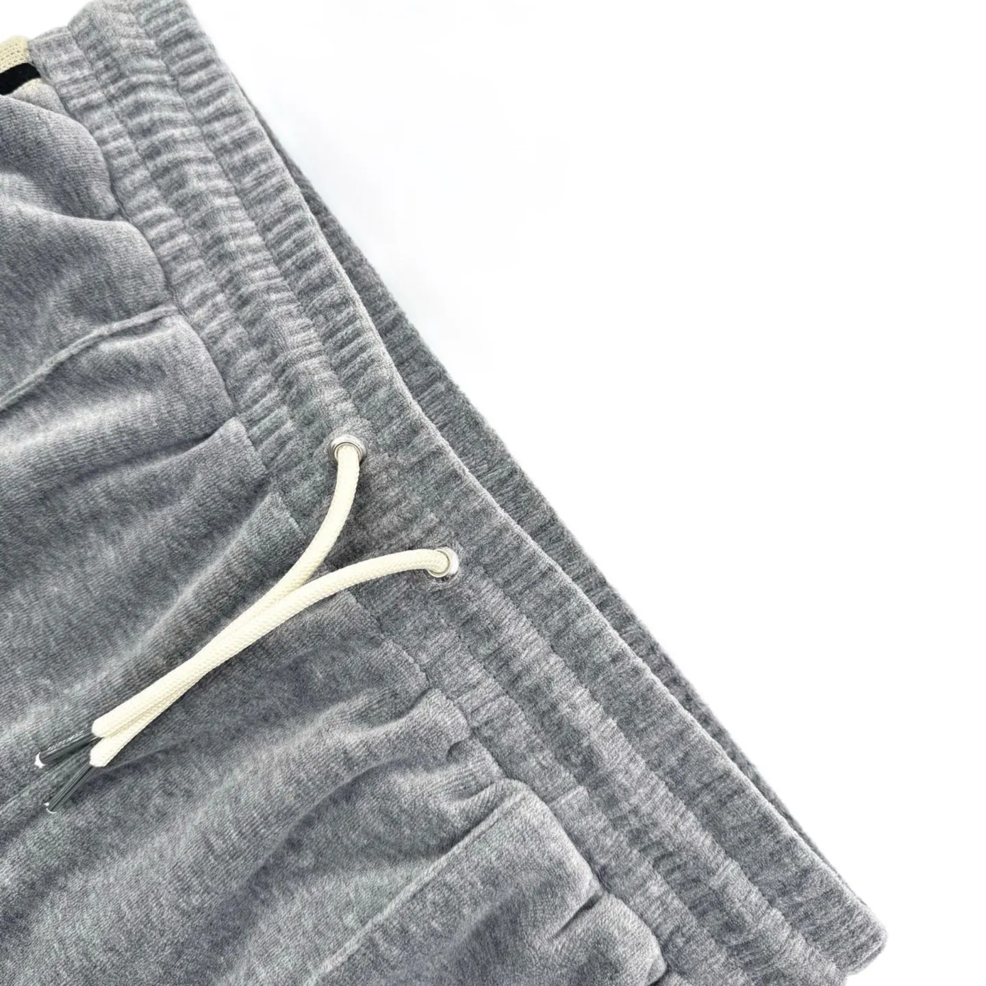 🅿️430 [Exclusive supply] Celine Arc de Triomphe embroidered velvet trousers. The original purchase was RMB 10,500. The fabric is made of custom-made Yunrou twin velvet matte cotton sateen. It is delicate and smooth and fits the skin like a cloud. It is based on high-end gray. It is low-key and full of connotation. The iconic CELINE Arc de Triomphe embroidery is revived on the gray mist velvet surface. It is fully recognizable. Contrasting ribbons on both sides are sublimated to enhance the tension of the color. The visual impact between movement and movement. The lazy lines of the straight draped version are both strong and soft. When taken apart, it is a style item. When worn together, it is an aura shirt. When attending a suit, it is worry-free to wear. Adopt imported machine embroidery technology, use advanced computer control systems and precision mechanical components to achieve Arc de Triomphe embroidery with high precision and smooth and delicate lines. The fabrics have been washed to give them a better feel and texture. They are not easy to deform, shrink or fade, and maintain their long-lasting beauty. Size:S-M-L-XL