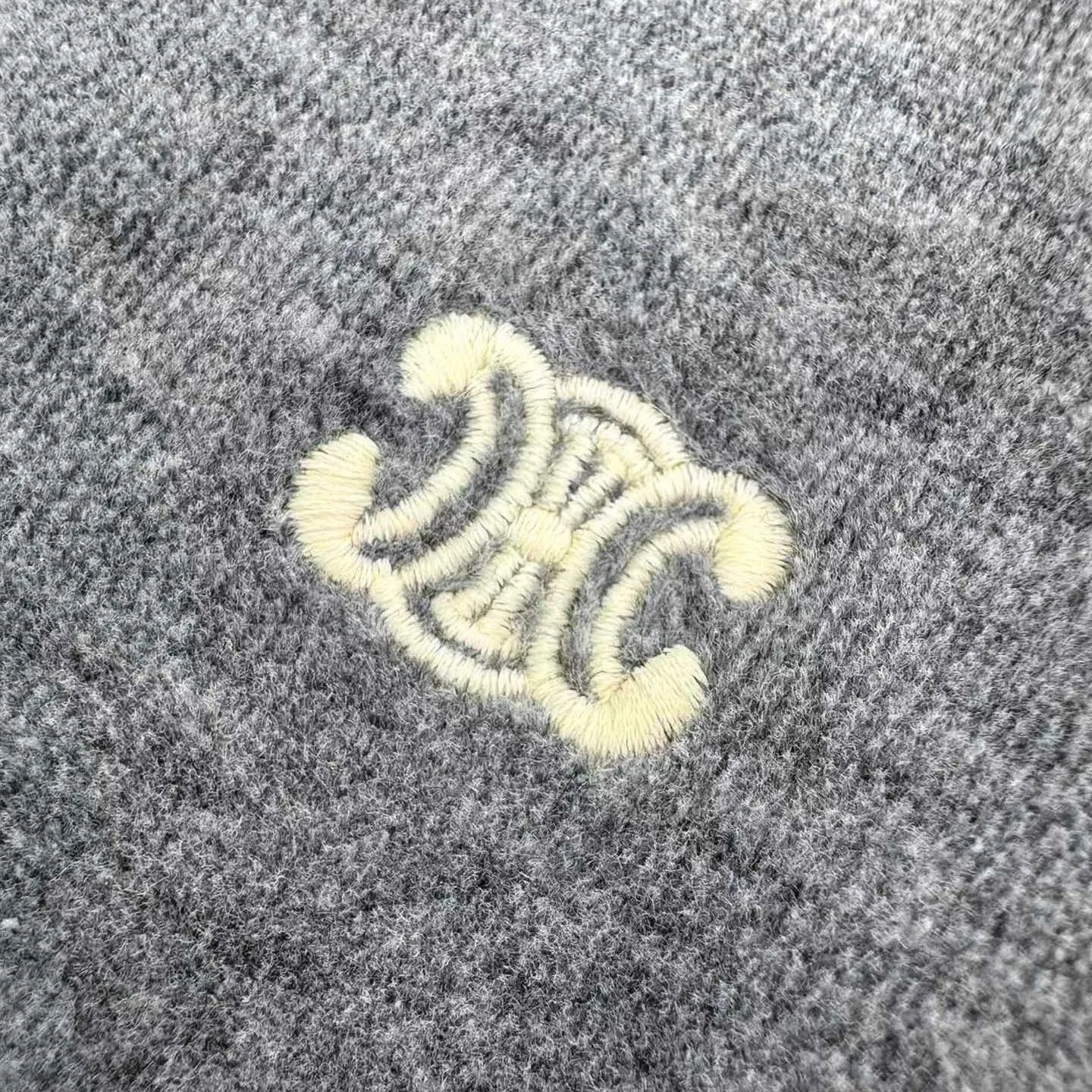 🅿️430 [Exclusive supply] Celine Arc de Triomphe embroidered velvet trousers. The original purchase was RMB 10,500. The fabric is made of custom-made Yunrou twin velvet matte cotton sateen. It is delicate and smooth and fits the skin like a cloud. It is based on high-end gray. It is low-key and full of connotation. The iconic CELINE Arc de Triomphe embroidery is revived on the gray mist velvet surface. It is fully recognizable. Contrasting ribbons on both sides are sublimated to enhance the tension of the color. The visual impact between movement and movement. The lazy lines of the straight draped version are both strong and soft. When taken apart, it is a style item. When worn together, it is an aura shirt. When attending a suit, it is worry-free to wear. Adopt imported machine embroidery technology, use advanced computer control systems and precision mechanical components to achieve Arc de Triomphe embroidery with high precision and smooth and delicate lines. The fabrics have been washed to give them a better feel and texture. They are not easy to deform, shrink or fade, and maintain their long-lasting beauty. Size:S-M-L-XL