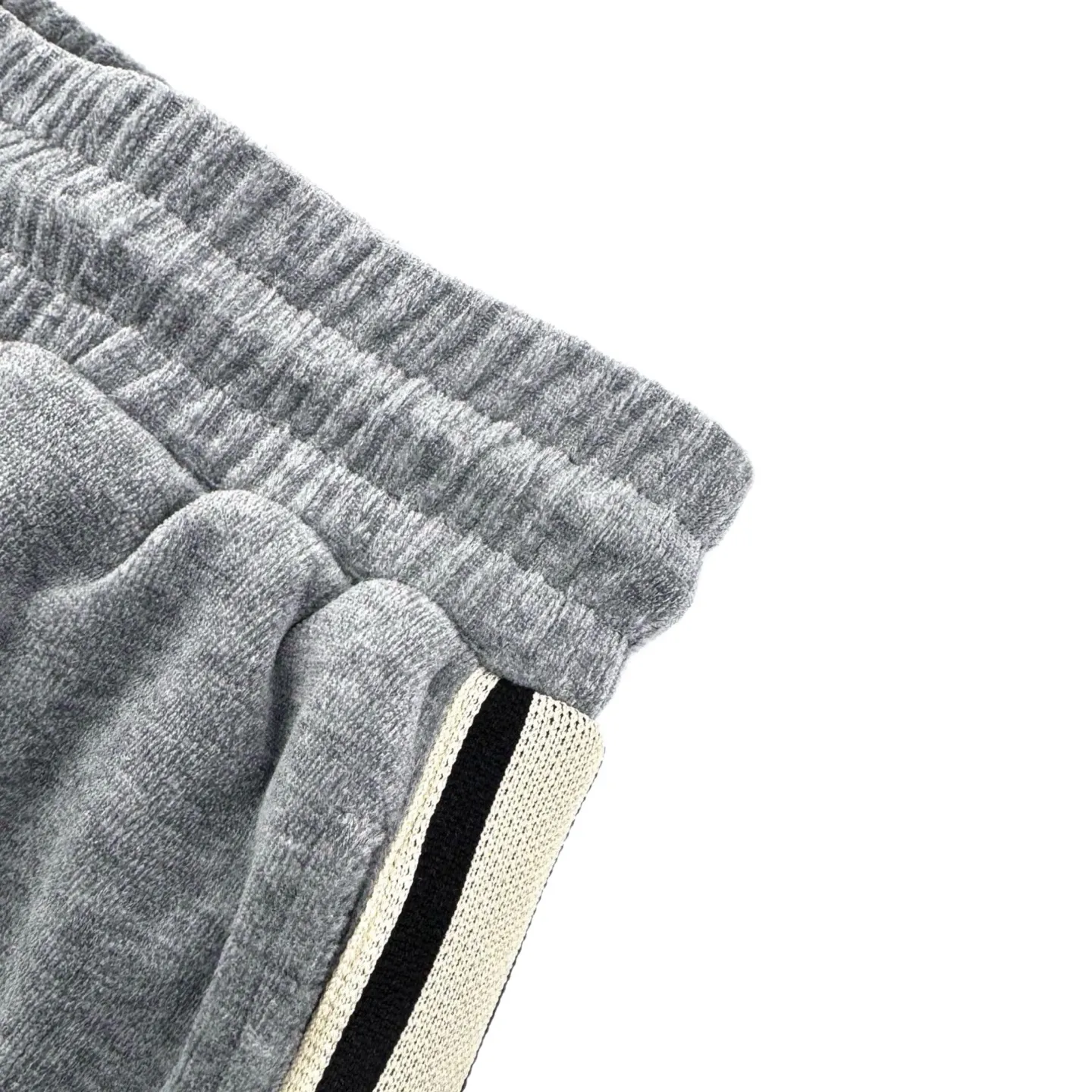 🅿️430 [Exclusive supply] Celine Arc de Triomphe embroidered velvet trousers. The original purchase was RMB 10,500. The fabric is made of custom-made Yunrou twin velvet matte cotton sateen. It is delicate and smooth and fits the skin like a cloud. It is based on high-end gray. It is low-key and full of connotation. The iconic CELINE Arc de Triomphe embroidery is revived on the gray mist velvet surface. It is fully recognizable. Contrasting ribbons on both sides are sublimated to enhance the tension of the color. The visual impact between movement and movement. The lazy lines of the straight draped version are both strong and soft. When taken apart, it is a style item. When worn together, it is an aura shirt. When attending a suit, it is worry-free to wear. Adopt imported machine embroidery technology, use advanced computer control systems and precision mechanical components to achieve Arc de Triomphe embroidery with high precision and smooth and delicate lines. The fabrics have been washed to give them a better feel and texture. They are not easy to deform, shrink or fade, and maintain their long-lasting beauty. Size:S-M-L-XL
