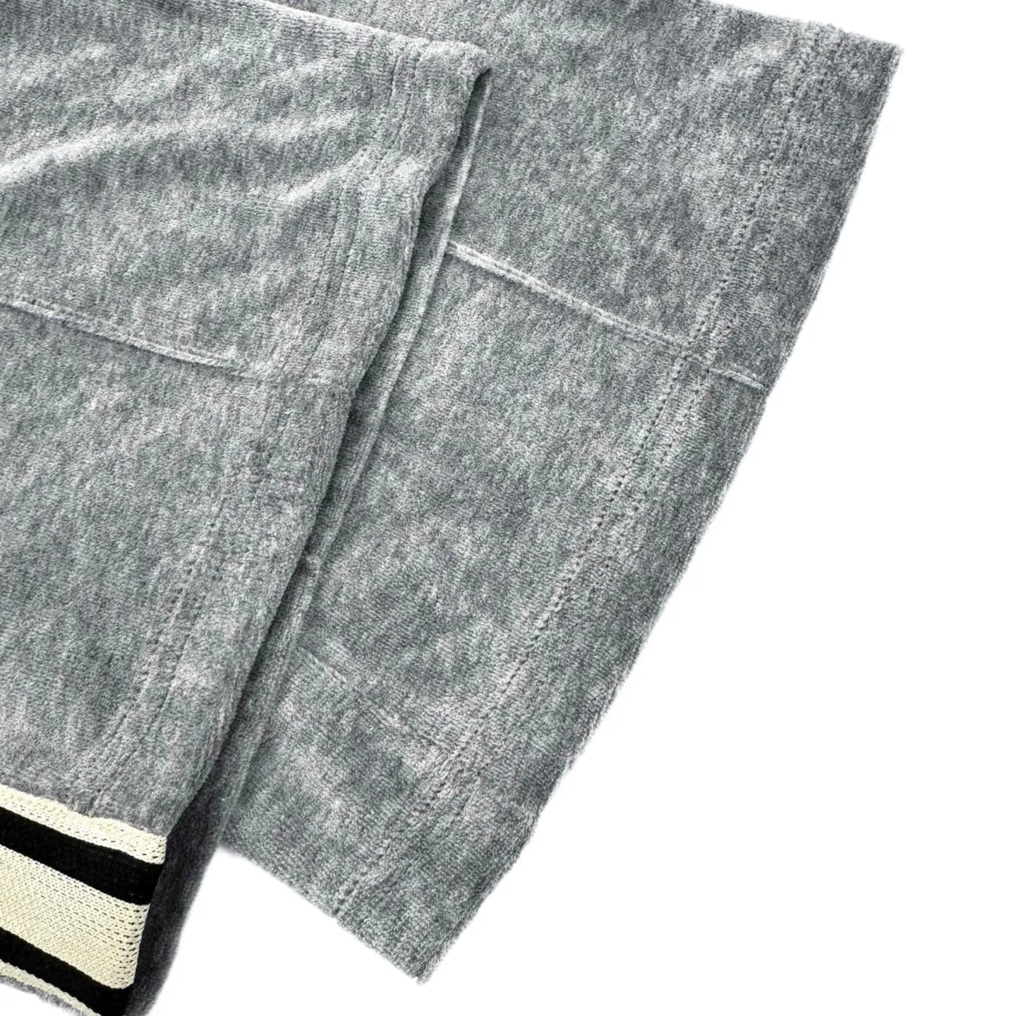 🅿️430 [Exclusive supply] Celine Arc de Triomphe embroidered velvet trousers. The original purchase was RMB 10,500. The fabric is made of custom-made Yunrou twin velvet matte cotton sateen. It is delicate and smooth and fits the skin like a cloud. It is based on high-end gray. It is low-key and full of connotation. The iconic CELINE Arc de Triomphe embroidery is revived on the gray mist velvet surface. It is fully recognizable. Contrasting ribbons on both sides are sublimated to enhance the tension of the color. The visual impact between movement and movement. The lazy lines of the straight draped version are both strong and soft. When taken apart, it is a style item. When worn together, it is an aura shirt. When attending a suit, it is worry-free to wear. Adopt imported machine embroidery technology, use advanced computer control systems and precision mechanical components to achieve Arc de Triomphe embroidery with high precision and smooth and delicate lines. The fabrics have been washed to give them a better feel and texture. They are not easy to deform, shrink or fade, and maintain their long-lasting beauty. Size:S-M-L-XL