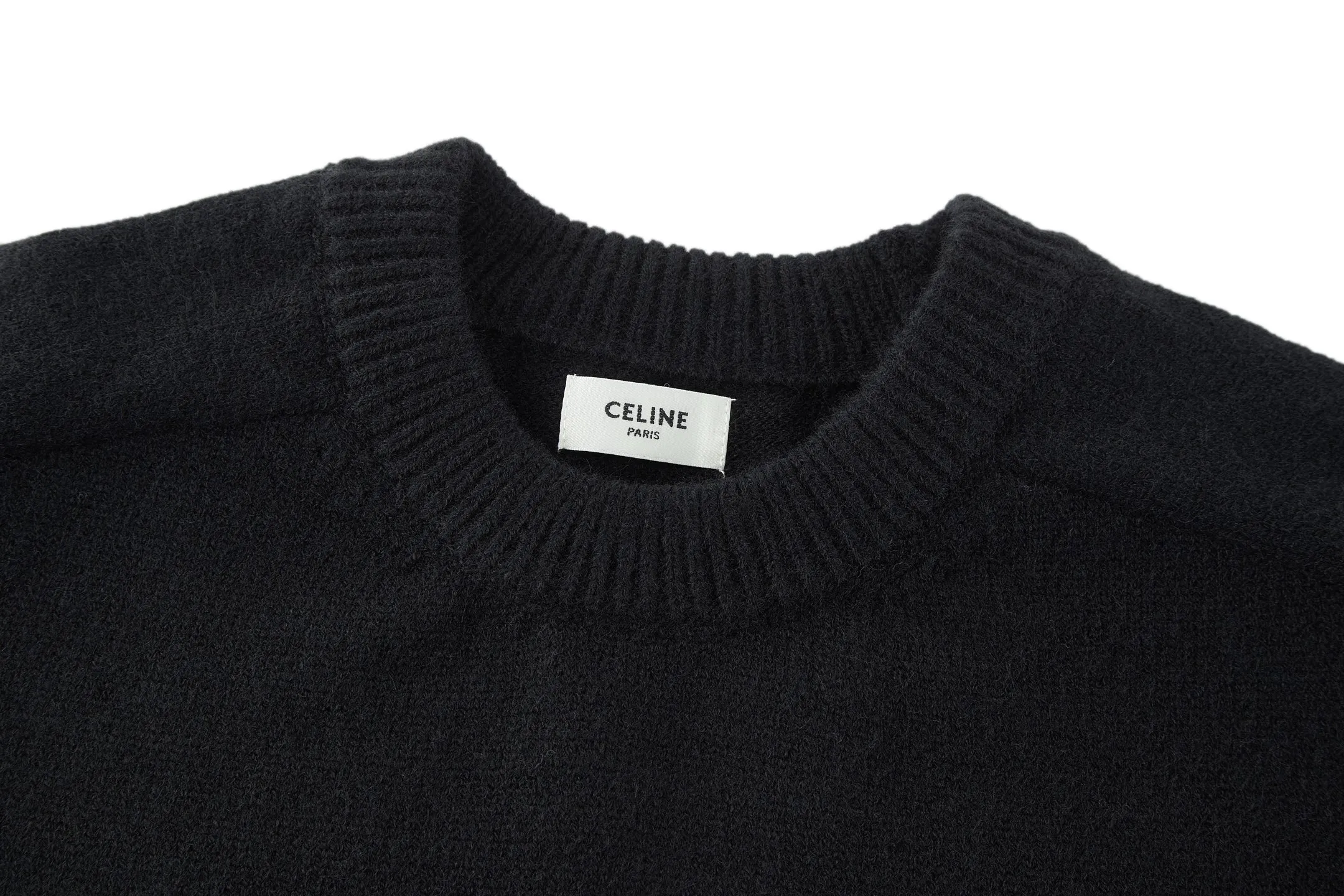🅿️370 [Exclusive supply] Celine Arc de Triomphe embroidered logo sweater (black) The original version was purchased and developed for 9,900. The fabric is made of 35% wool, 15% cashmere, and 50% cotton yarn. This fabric is soft and has a three-dimensional shape that won't change shape after being worn for a long time. The embroidery uses 3D three-dimensional embroidery, and the chest is embellished with the Arc de Triomphe embroidered logo. This style is machine-knitted with 7 needles, and the high-density thick stitching ensures warmth. Later process: washing and color fixation - fixed version - wool impurities. Size:S-M-L-XL