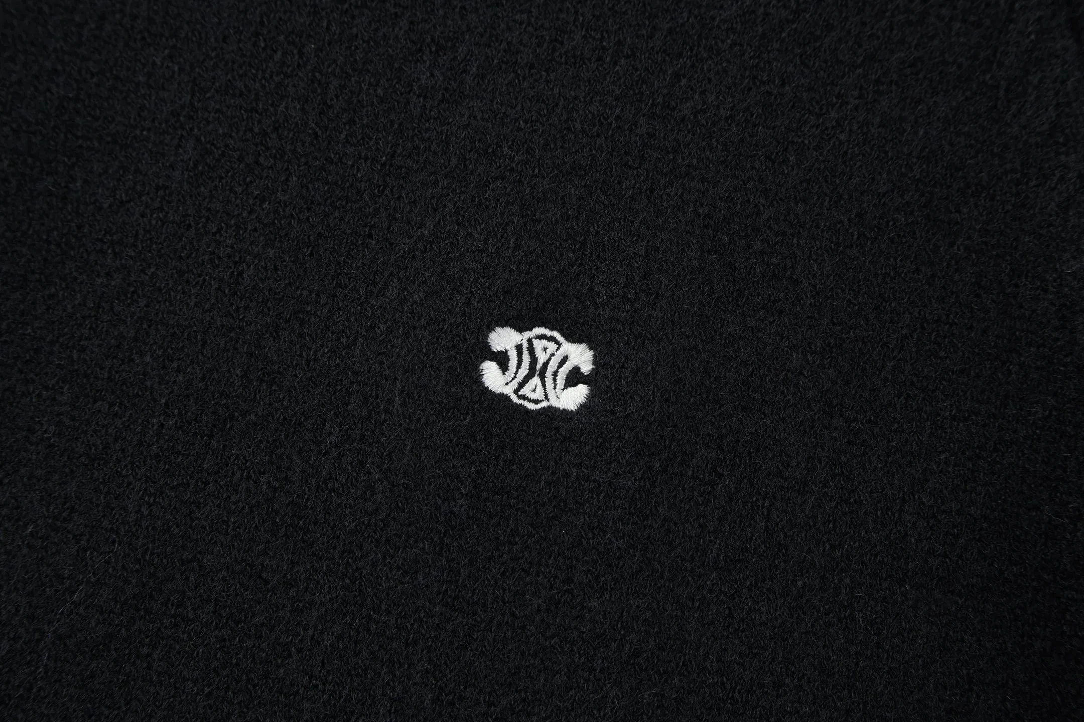 🅿️370 [Exclusive supply] Celine Arc de Triomphe embroidered logo sweater (black) The original version was purchased and developed for 9,900. The fabric is made of 35% wool, 15% cashmere, and 50% cotton yarn. This fabric is soft and has a three-dimensional shape that won't change shape after being worn for a long time. The embroidery uses 3D three-dimensional embroidery, and the chest is embellished with the Arc de Triomphe embroidered logo. This style is machine-knitted with 7 needles, and the high-density thick stitching ensures warmth. Later process: washing and color fixation - fixed version - wool impurities. Size:S-M-L-XL