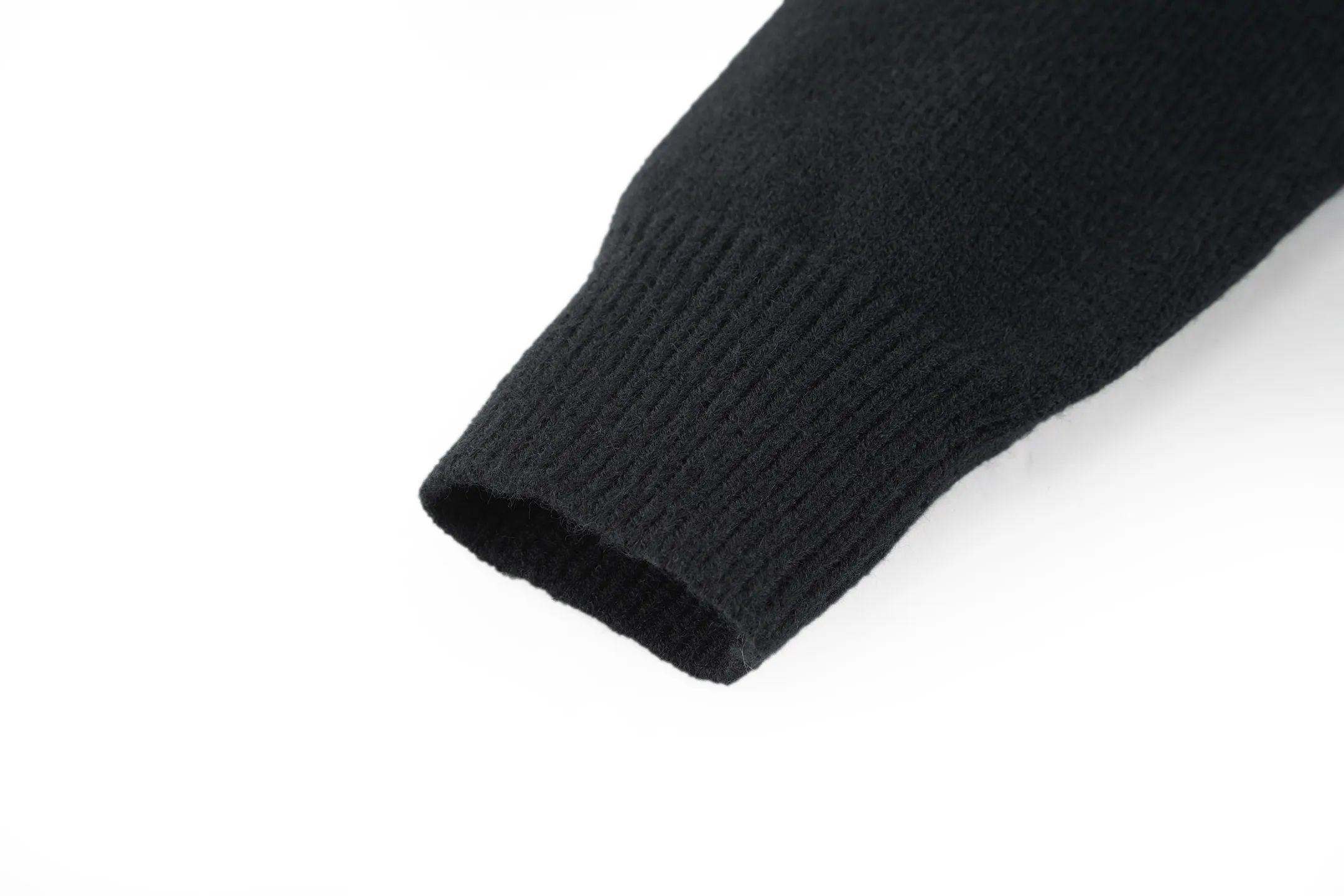 🅿️370 [Exclusive supply] Celine Arc de Triomphe embroidered logo sweater (black) The original version was purchased and developed for 9,900. The fabric is made of 35% wool, 15% cashmere, and 50% cotton yarn. This fabric is soft and has a three-dimensional shape that won't change shape after being worn for a long time. The embroidery uses 3D three-dimensional embroidery, and the chest is embellished with the Arc de Triomphe embroidered logo. This style is machine-knitted with 7 needles, and the high-density thick stitching ensures warmth. Later process: washing and color fixation - fixed version - wool impurities. Size:S-M-L-XL