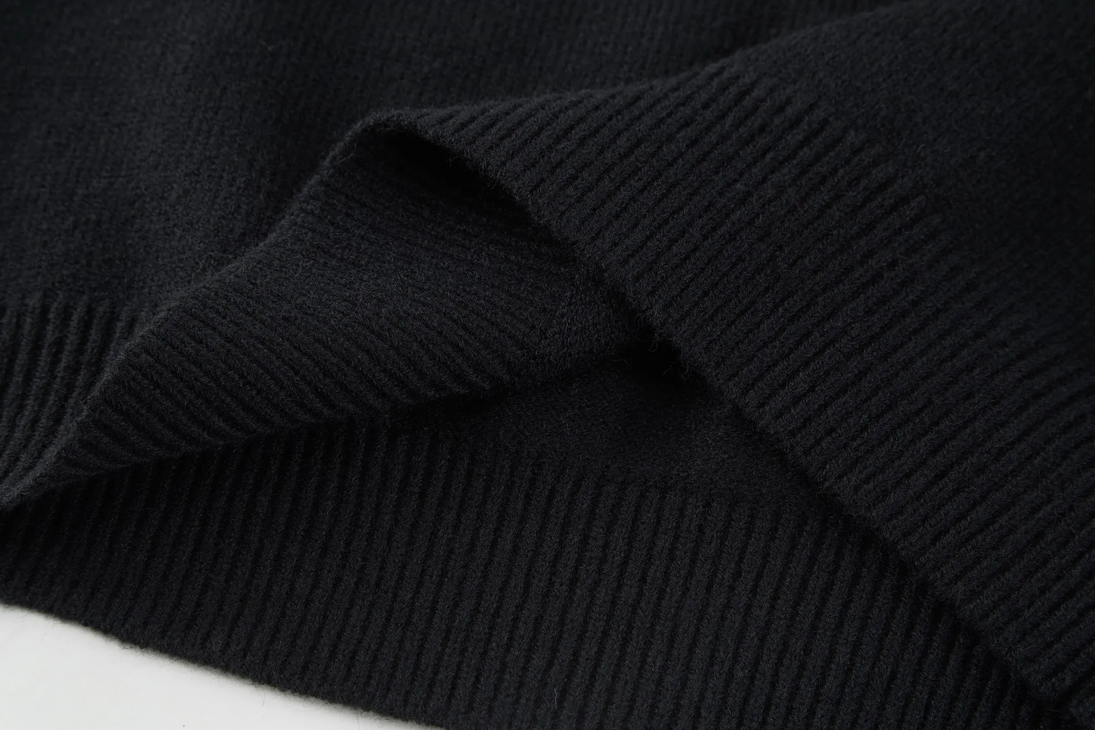🅿️370 [Exclusive supply] Celine Arc de Triomphe embroidered logo sweater (black) The original version was purchased and developed for 9,900. The fabric is made of 35% wool, 15% cashmere, and 50% cotton yarn. This fabric is soft and has a three-dimensional shape that won't change shape after being worn for a long time. The embroidery uses 3D three-dimensional embroidery, and the chest is embellished with the Arc de Triomphe embroidered logo. This style is machine-knitted with 7 needles, and the high-density thick stitching ensures warmth. Later process: washing and color fixation - fixed version - wool impurities. Size:S-M-L-XL