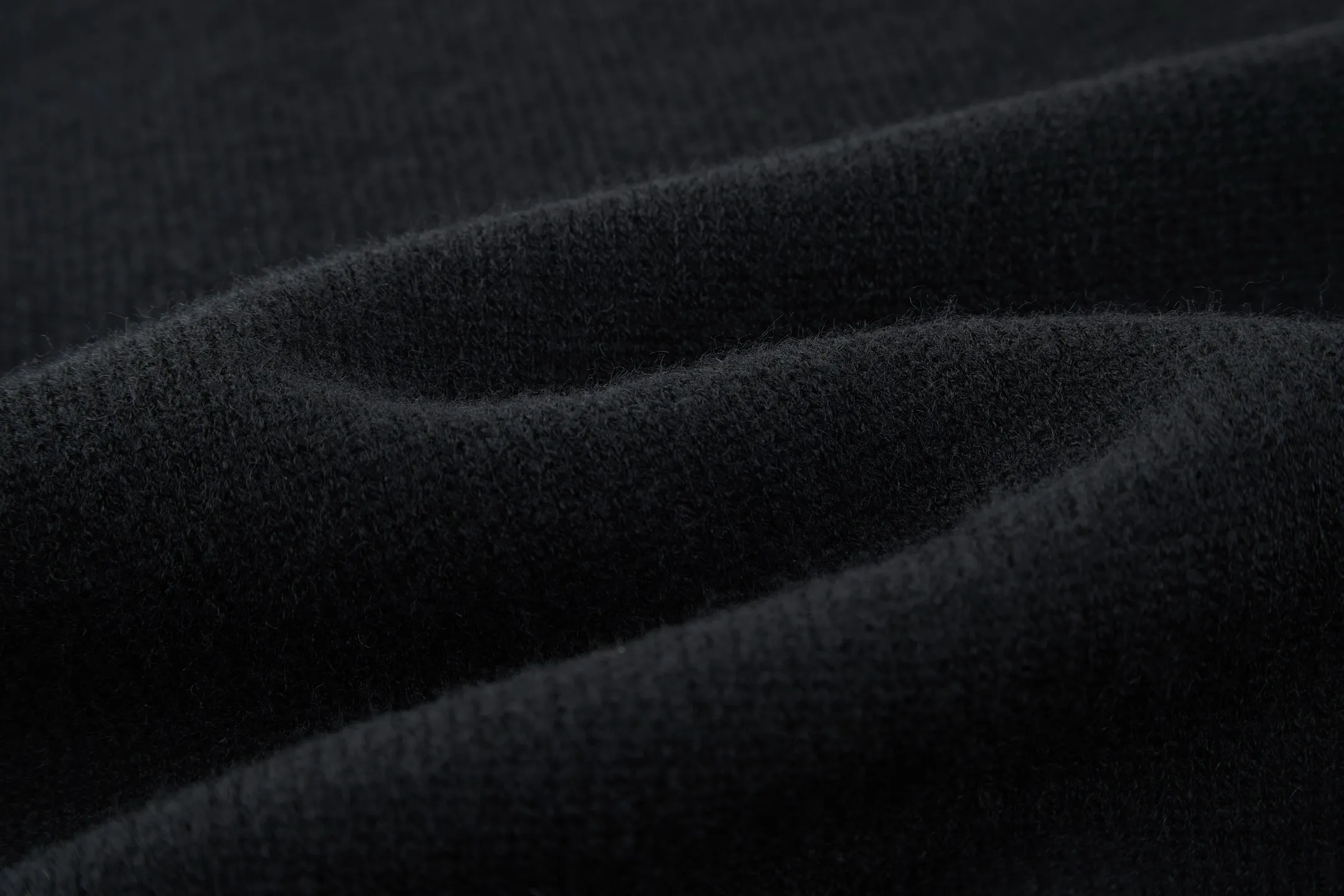 🅿️370 [Exclusive supply] Celine Arc de Triomphe embroidered logo sweater (black) The original version was purchased and developed for 9,900. The fabric is made of 35% wool, 15% cashmere, and 50% cotton yarn. This fabric is soft and has a three-dimensional shape that won't change shape after being worn for a long time. The embroidery uses 3D three-dimensional embroidery, and the chest is embellished with the Arc de Triomphe embroidered logo. This style is machine-knitted with 7 needles, and the high-density thick stitching ensures warmth. Later process: washing and color fixation - fixed version - wool impurities. Size:S-M-L-XL