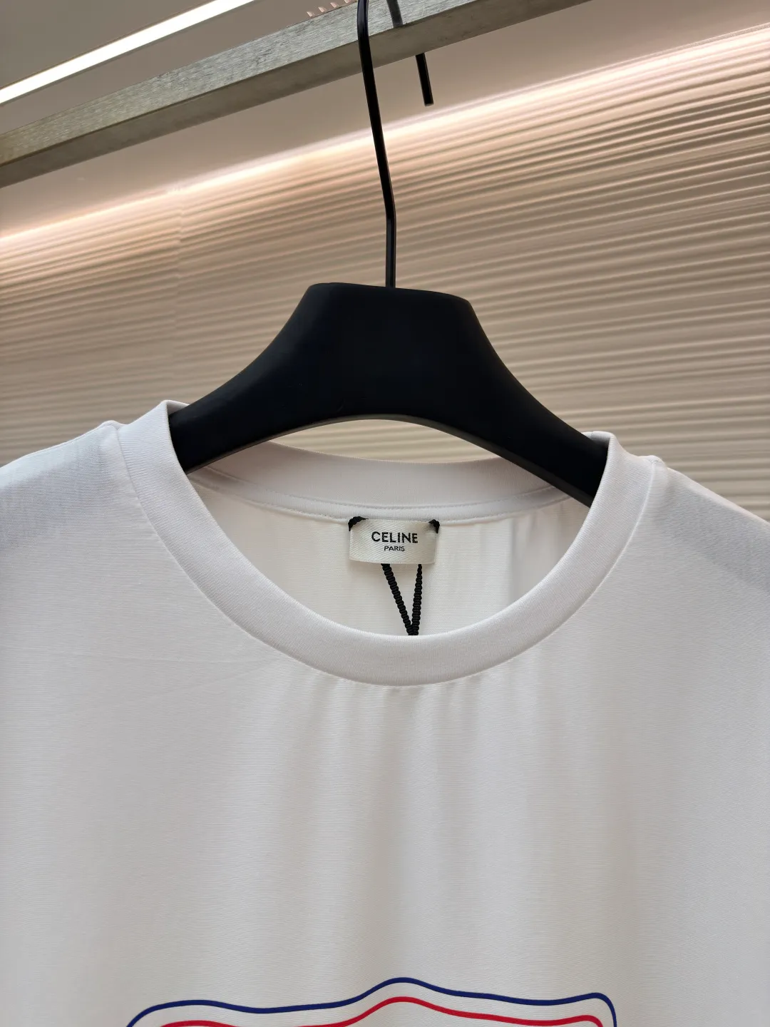 Celine blue frame printed round neck short sleeves ●Original version: Purchased and developed at 5100 ●Item number: 1681994-A00 ●Fabric: plain knitted fabric ●Technology: Glue printing production ●Color: white ●Version: fitted version ●Weight: about 225 grams ●Size: XS-S-M-L ●Description: The main body is made of 24S special woven compact cotton to make jersey fabric, weight 180g. High-count combed cotton yarn eliminates most of the short hairiness through compact spinning process, making the yarn smoother and stronger. The woven fabric structure is extremely dense, flat and soft, with excellent anti-pilling ability and durability, while retaining the natural advantages of pure cotton, which is breathable and skin-friendly. The neckline is made of 32S 1x1 rib with a weight of 300g. The finer yarn count creates a more delicate and tight thread, which provides better elasticity and deformation resistance than ordinary ribs, ensuring that the neckline can still remain stiff after being put on and taken off many times. Silicone oil slurry printing is a printing process that is prepared by mixing silicone oil and special slurry. Its characteristic is that it can form a unique matte and slightly astringent coating texture on the fabric. The printing area presents a soft matte effect, with moderate color saturation and a slight texture, which is in sharp contrast to common glossy offset printing. In terms of hand feel, the printing area feels smooth with a slight powdery resistance, similar to fine suede or chalk gray texture, without obvious filmy or hardening phenomena. Due to the addition of silicone oil, the pattern area has excellent flexibility and crack resistance while maintaining three-dimensionality. It is not easy to crack after repeated rubbing, and its breathability is better than traditional thick paste printing, achieving a balance between decoration and wearing comfort. The overall wiring is straight and delicate, the fabric is comfortable and soft, and the color is consistent without color difference. It can be matched with the same style to create a fashionable look and control various occasions. Customized accessories, complete with three standards, same style for men and women!