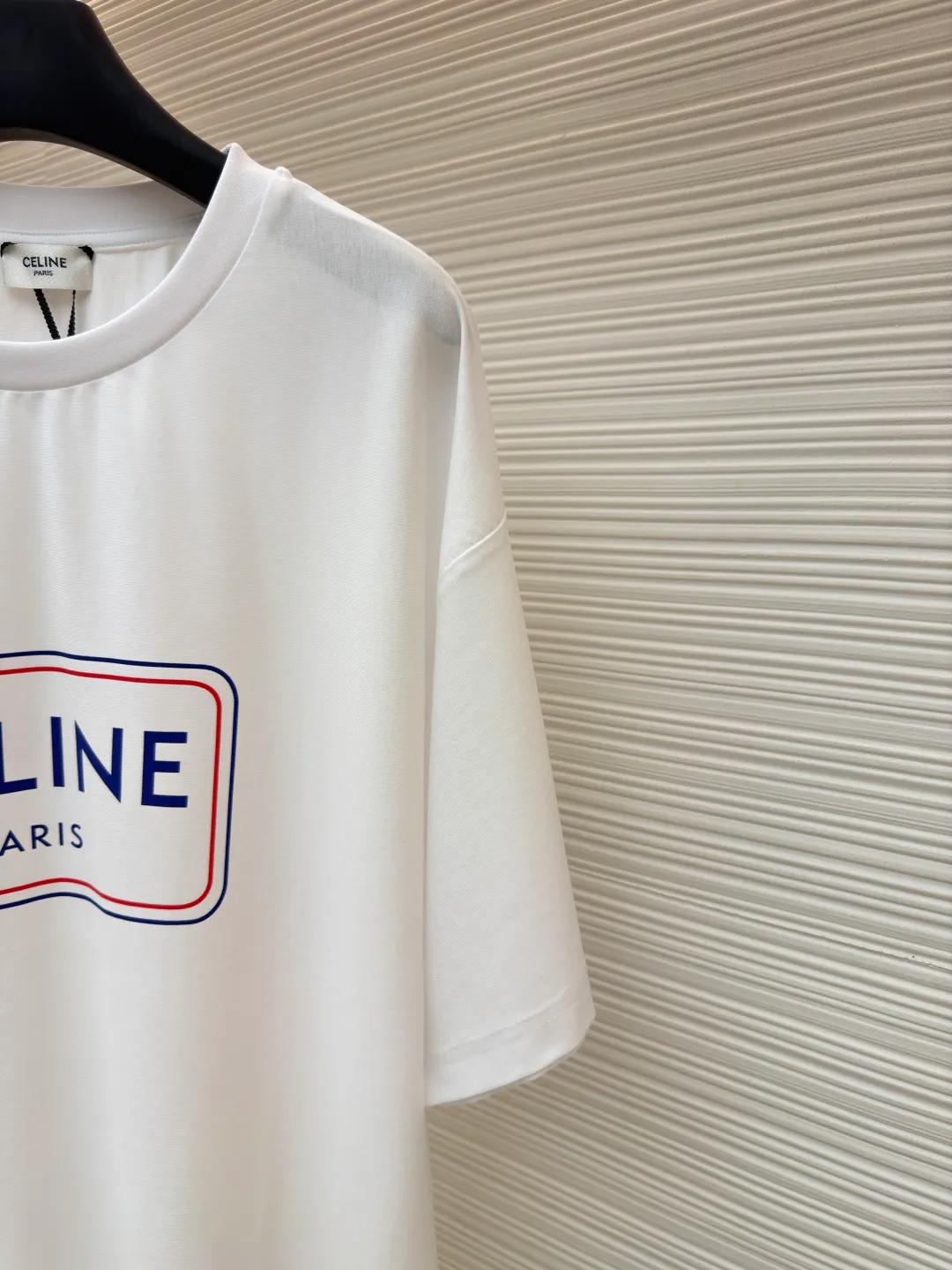 Celine blue frame printed round neck short sleeves ●Original version: Purchased and developed at 5100 ●Item number: 1681994-A00 ●Fabric: plain knitted fabric ●Technology: Glue printing production ●Color: white ●Version: fitted version ●Weight: about 225 grams ●Size: XS-S-M-L ●Description: The main body is made of 24S special woven compact cotton to make jersey fabric, weight 180g. High-count combed cotton yarn eliminates most of the short hairiness through compact spinning process, making the yarn smoother and stronger. The woven fabric structure is extremely dense, flat and soft, with excellent anti-pilling ability and durability, while retaining the natural advantages of pure cotton, which is breathable and skin-friendly. The neckline is made of 32S 1x1 rib with a weight of 300g. The finer yarn count creates a more delicate and tight thread, which provides better elasticity and deformation resistance than ordinary ribs, ensuring that the neckline can still remain stiff after being put on and taken off many times. Silicone oil slurry printing is a printing process that is prepared by mixing silicone oil and special slurry. Its characteristic is that it can form a unique matte and slightly astringent coating texture on the fabric. The printing area presents a soft matte effect, with moderate color saturation and a slight texture, which is in sharp contrast to common glossy offset printing. In terms of hand feel, the printing area feels smooth with a slight powdery resistance, similar to fine suede or chalk gray texture, without obvious filmy or hardening phenomena. Due to the addition of silicone oil, the pattern area has excellent flexibility and crack resistance while maintaining three-dimensionality. It is not easy to crack after repeated rubbing, and its breathability is better than traditional thick paste printing, achieving a balance between decoration and wearing comfort. The overall wiring is straight and delicate, the fabric is comfortable and soft, and the color is consistent without color difference. It can be matched with the same style to create a fashionable look and control various occasions. Customized accessories, complete with three standards, same style for men and women!