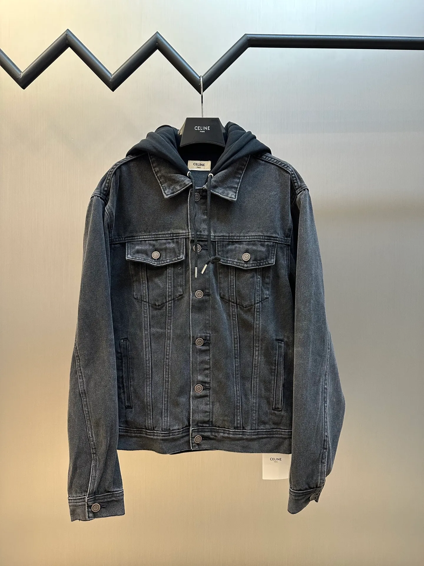 🅿️560 Celine letter print hooded denim jacket is made of 100% pure cotton fabric. Cotton fiber has good hygroscopicity. Under normal circumstances, the fiber can absorb moisture from the surrounding atmosphere. Its moisture content is 8-10%, so it makes people feel soft but not stiff when it contacts human skin. The classic style design that breaks the tradition is presented in a new way of splicing. It uses the most classic and fashionable washed denim color to splice sweatshirts and hoods, and combines the good silhouette tailoring skills to make everything more attractive!  size：s m l xl