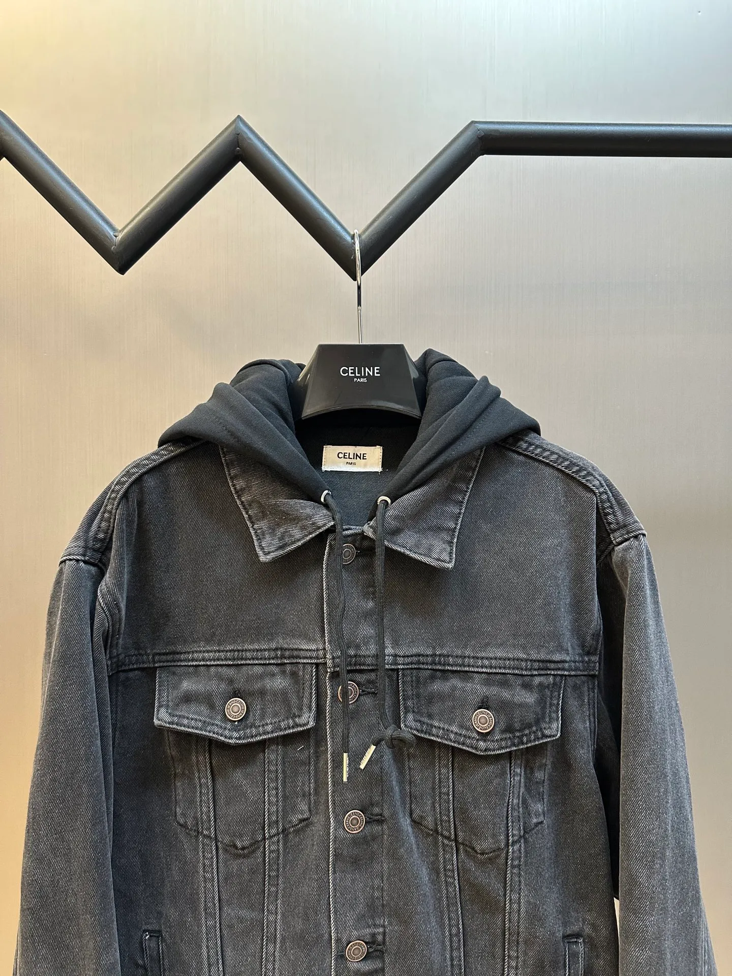 🅿️560 Celine letter print hooded denim jacket is made of 100% pure cotton fabric. Cotton fiber has good hygroscopicity. Under normal circumstances, the fiber can absorb moisture from the surrounding atmosphere. Its moisture content is 8-10%, so it makes people feel soft but not stiff when it contacts human skin. The classic style design that breaks the tradition is presented in a new way of splicing. It uses the most classic and fashionable washed denim color to splice sweatshirts and hoods, and combines the good silhouette tailoring skills to make everything more attractive!  size：s m l xl