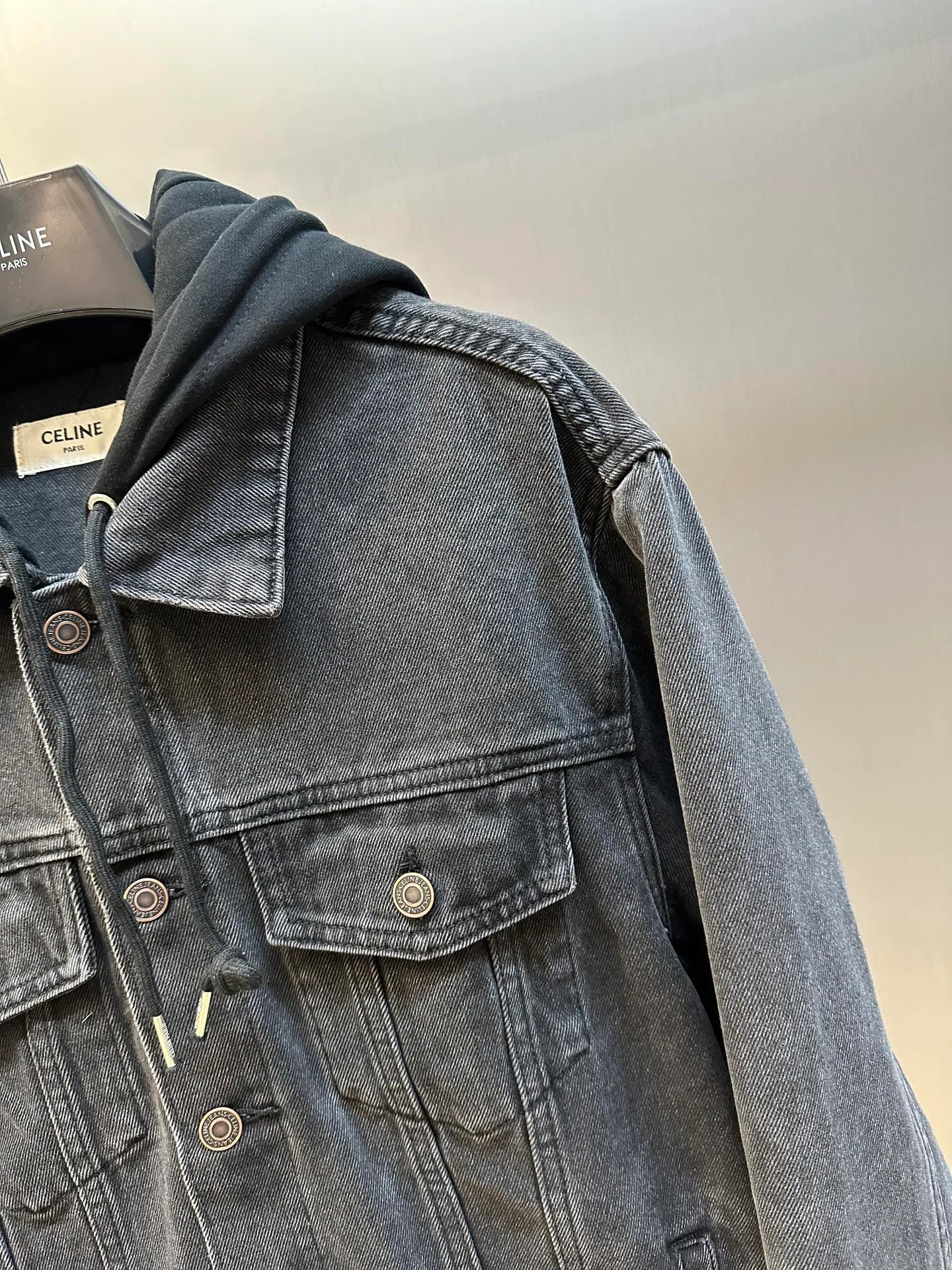 🅿️560 Celine letter print hooded denim jacket is made of 100% pure cotton fabric. Cotton fiber has good hygroscopicity. Under normal circumstances, the fiber can absorb moisture from the surrounding atmosphere. Its moisture content is 8-10%, so it makes people feel soft but not stiff when it contacts human skin. The classic style design that breaks the tradition is presented in a new way of splicing. It uses the most classic and fashionable washed denim color to splice sweatshirts and hoods, and combines the good silhouette tailoring skills to make everything more attractive!  size：s m l xl