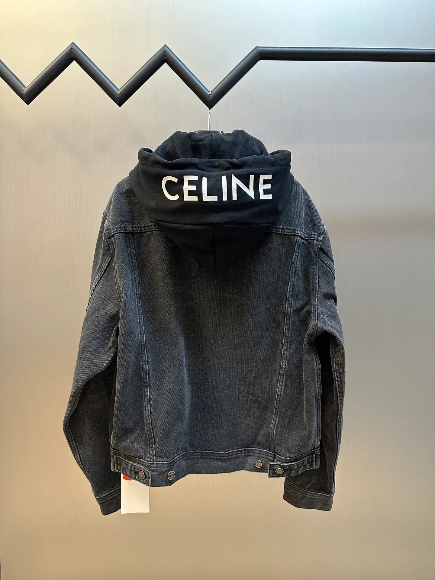 🅿️560 Celine letter print hooded denim jacket is made of 100% pure cotton fabric. Cotton fiber has good hygroscopicity. Under normal circumstances, the fiber can absorb moisture from the surrounding atmosphere. Its moisture content is 8-10%, so it makes people feel soft but not stiff when it contacts human skin. The classic style design that breaks the tradition is presented in a new way of splicing. It uses the most classic and fashionable washed denim color to splice sweatshirts and hoods, and combines the good silhouette tailoring skills to make everything more attractive!  size：s m l xl
