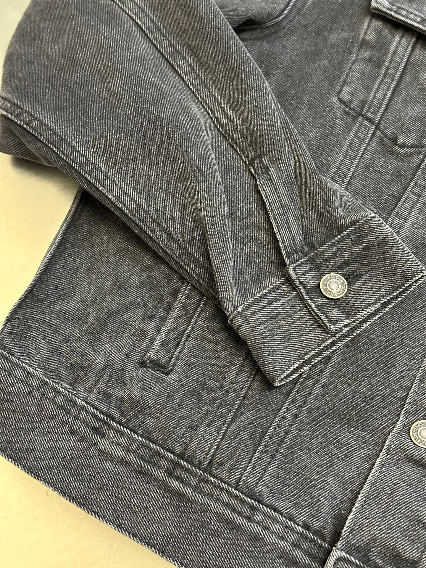 🅿️560 Celine letter print hooded denim jacket is made of 100% pure cotton fabric. Cotton fiber has good hygroscopicity. Under normal circumstances, the fiber can absorb moisture from the surrounding atmosphere. Its moisture content is 8-10%, so it makes people feel soft but not stiff when it contacts human skin. The classic style design that breaks the tradition is presented in a new way of splicing. It uses the most classic and fashionable washed denim color to splice sweatshirts and hoods, and combines the good silhouette tailoring skills to make everything more attractive!  size：s m l xl