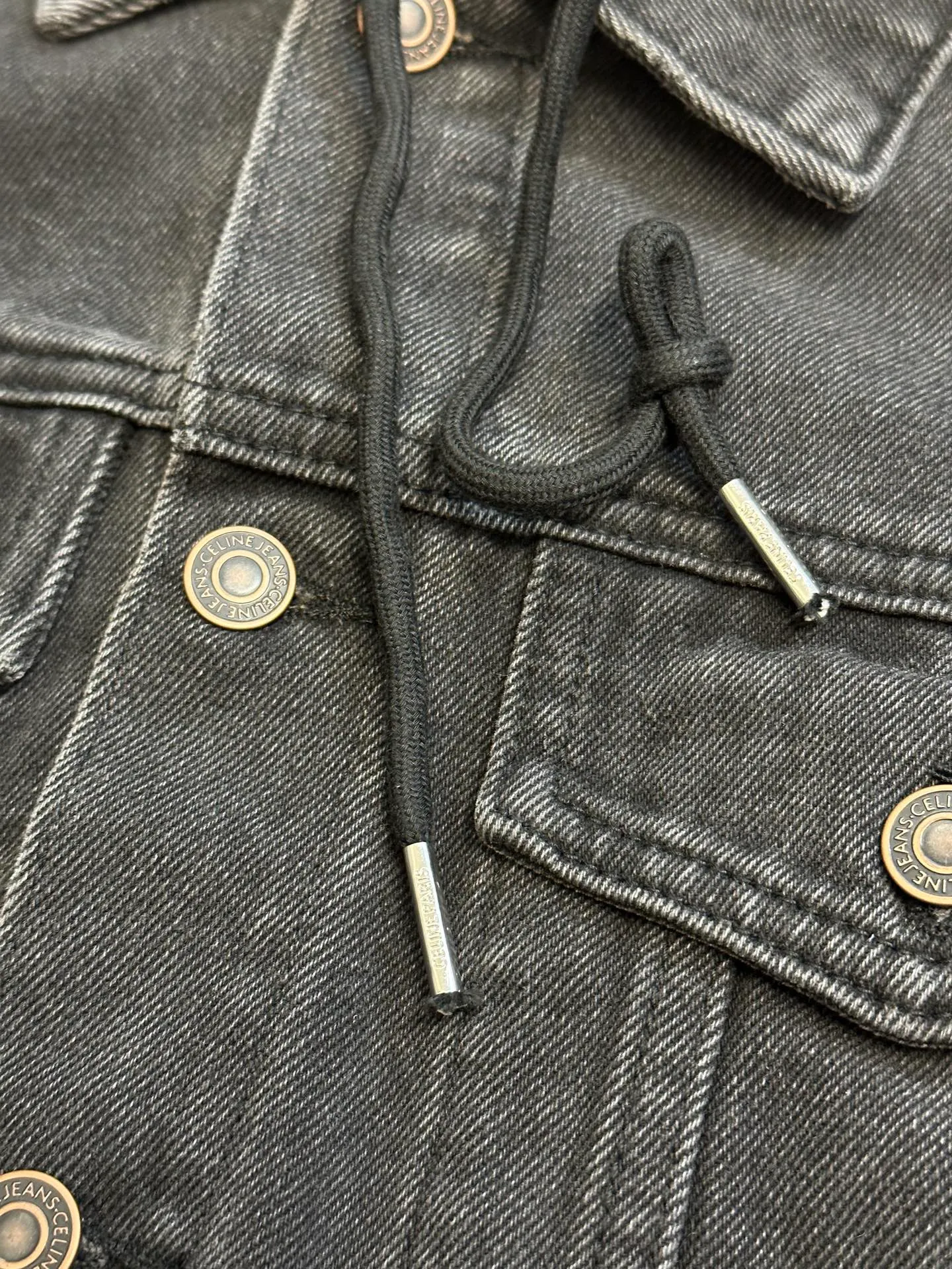 🅿️560 Celine letter print hooded denim jacket is made of 100% pure cotton fabric. Cotton fiber has good hygroscopicity. Under normal circumstances, the fiber can absorb moisture from the surrounding atmosphere. Its moisture content is 8-10%, so it makes people feel soft but not stiff when it contacts human skin. The classic style design that breaks the tradition is presented in a new way of splicing. It uses the most classic and fashionable washed denim color to splice sweatshirts and hoods, and combines the good silhouette tailoring skills to make everything more attractive!  size：s m l xl