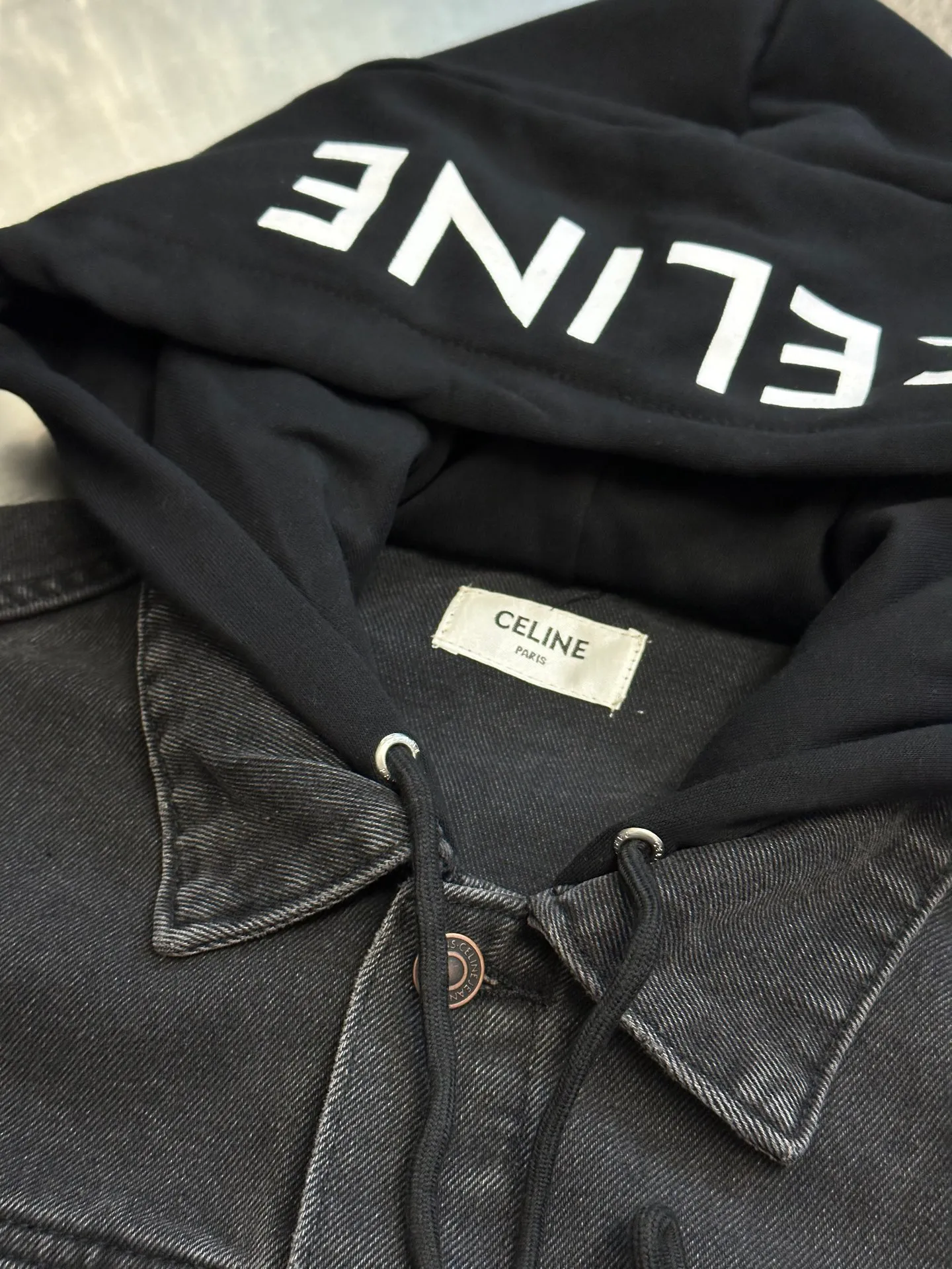 🅿️560 Celine letter print hooded denim jacket is made of 100% pure cotton fabric. Cotton fiber has good hygroscopicity. Under normal circumstances, the fiber can absorb moisture from the surrounding atmosphere. Its moisture content is 8-10%, so it makes people feel soft but not stiff when it contacts human skin. The classic style design that breaks the tradition is presented in a new way of splicing. It uses the most classic and fashionable washed denim color to splice sweatshirts and hoods, and combines the good silhouette tailoring skills to make everything more attractive!  size：s m l xl