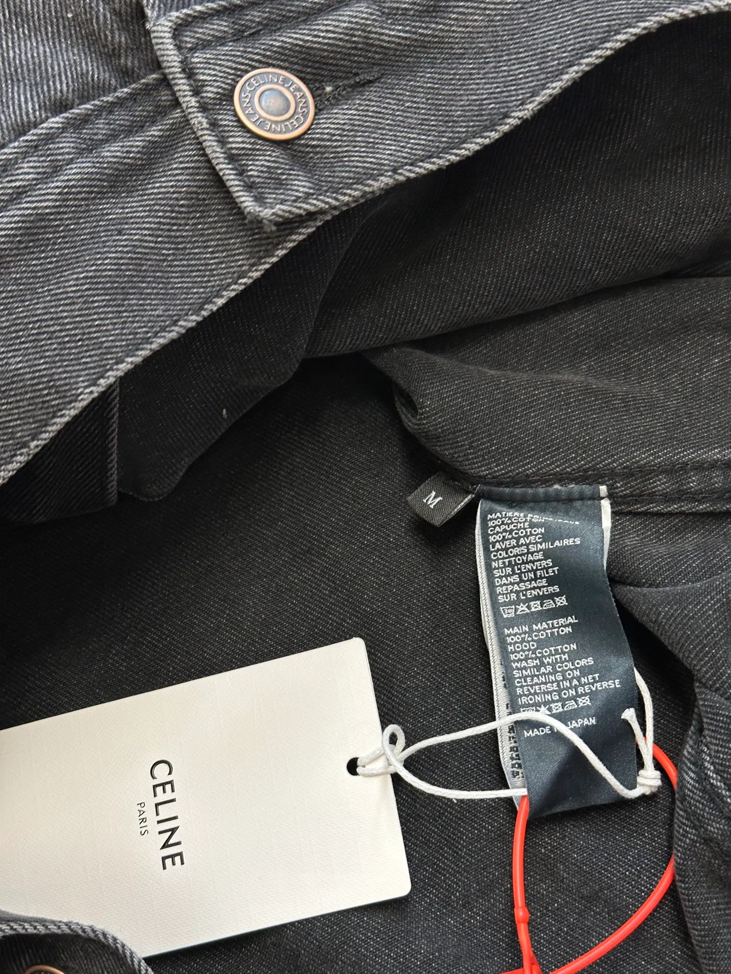 🅿️560 Celine letter print hooded denim jacket is made of 100% pure cotton fabric. Cotton fiber has good hygroscopicity. Under normal circumstances, the fiber can absorb moisture from the surrounding atmosphere. Its moisture content is 8-10%, so it makes people feel soft but not stiff when it contacts human skin. The classic style design that breaks the tradition is presented in a new way of splicing. It uses the most classic and fashionable washed denim color to splice sweatshirts and hoods, and combines the good silhouette tailoring skills to make everything more attractive!  size：s m l xl